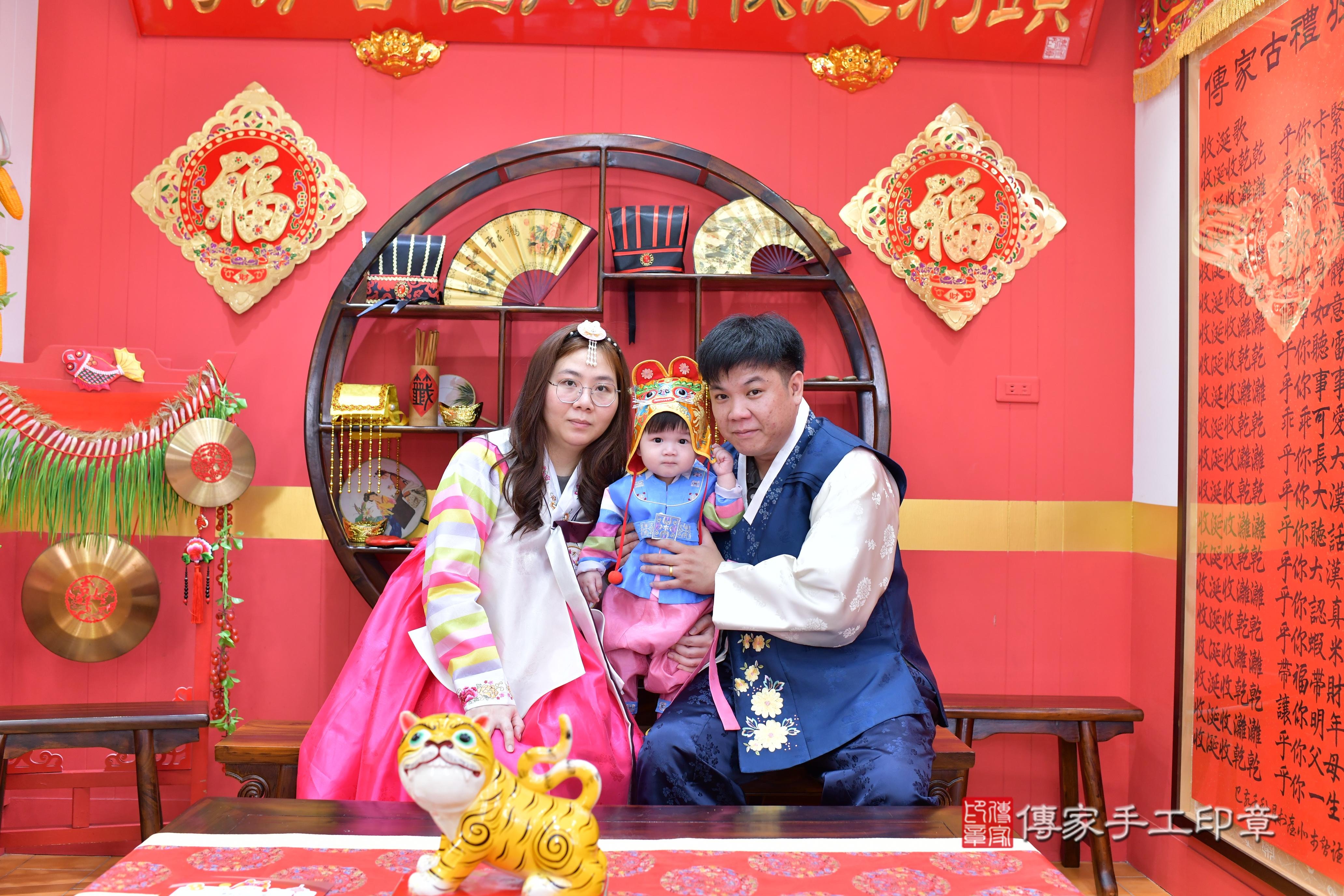 傳家手工印章桃園店、抓周、度脺、美式風會場、傳家嬰兒古禮、吉祥話、抓周道具物品24種、拍照。抓周證書。寶寶抓周、滿周歲、生日快樂、祝福 傳家手工印章桃園店、抓周、度脺、美式風會場、傳家嬰兒古禮、吉祥話、抓周道具物品24種、拍照。抓周證書。寶寶抓周、滿周歲、生日快樂、祝福