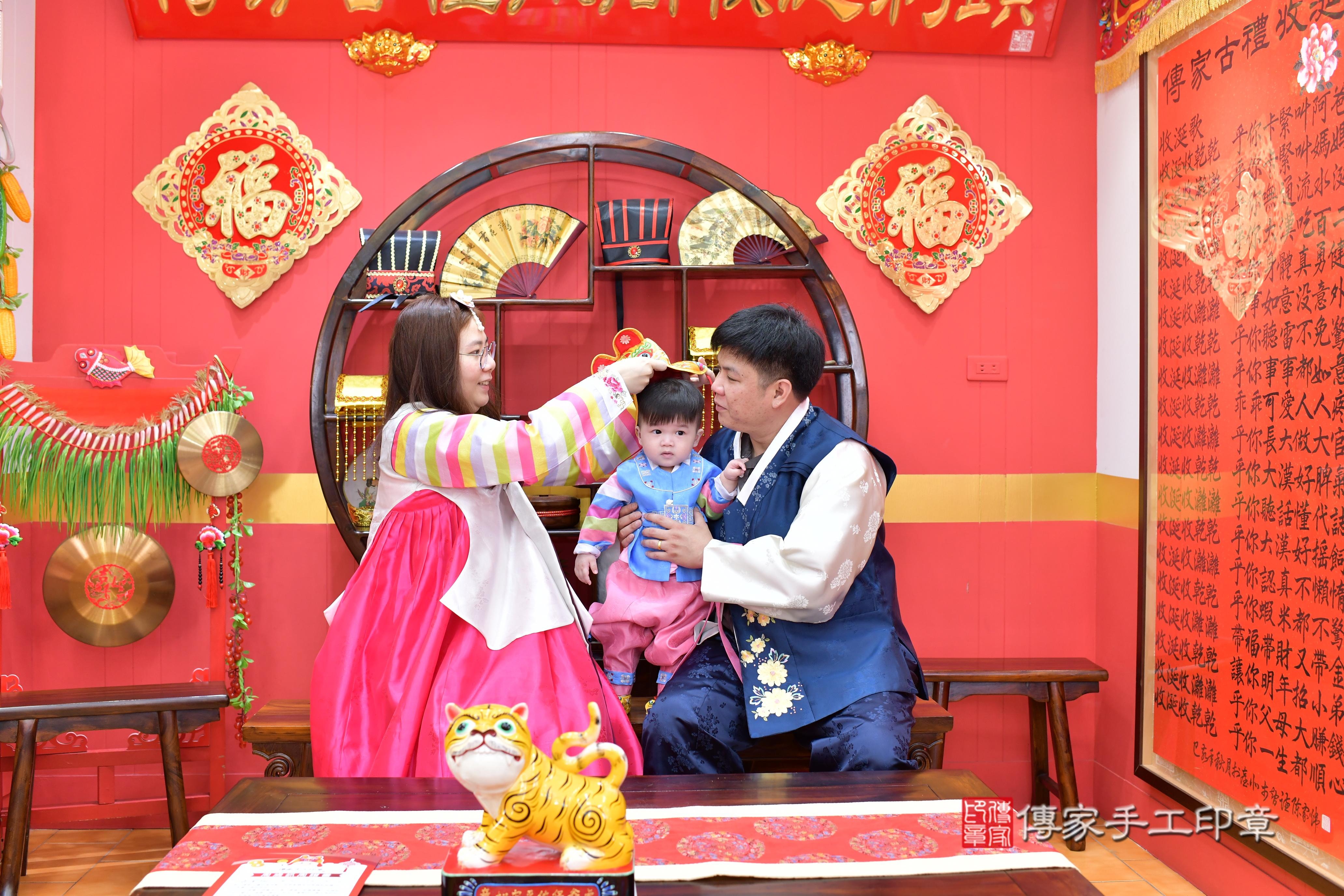 傳家手工印章桃園店、抓周、度脺、美式風會場、傳家嬰兒古禮、吉祥話、抓周道具物品24種、拍照。抓周證書。寶寶抓周、滿周歲、生日快樂、祝福 傳家手工印章桃園店、抓周、度脺、美式風會場、傳家嬰兒古禮、吉祥話、抓周道具物品24種、拍照。抓周證書。寶寶抓周、滿周歲、生日快樂、祝福