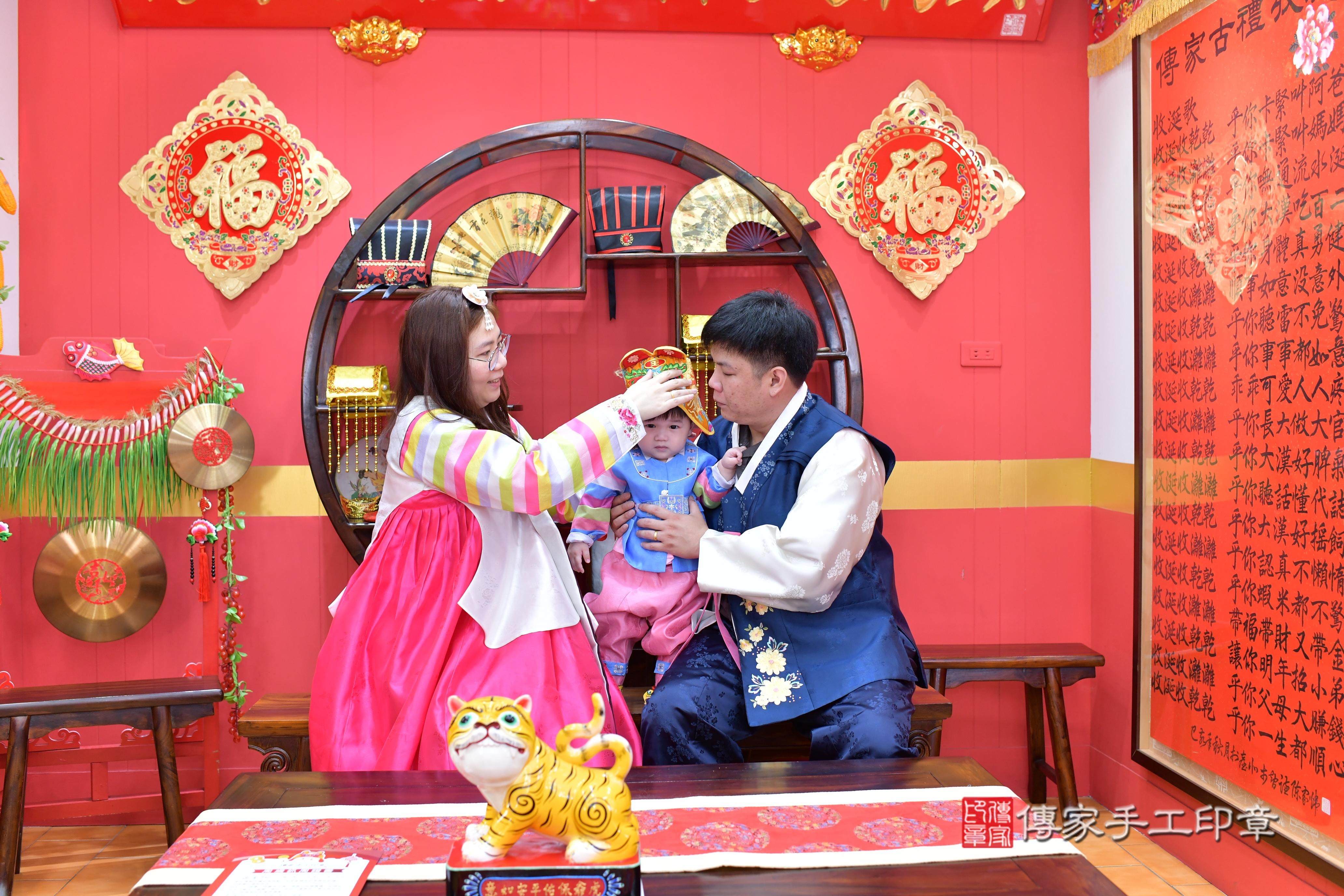 傳家手工印章桃園店、抓周、度脺、美式風會場、傳家嬰兒古禮、吉祥話、抓周道具物品24種、拍照。抓周證書。寶寶抓周、滿周歲、生日快樂、祝福 傳家手工印章桃園店、抓周、度脺、美式風會場、傳家嬰兒古禮、吉祥話、抓周道具物品24種、拍照。抓周證書。寶寶抓周、滿周歲、生日快樂、祝福