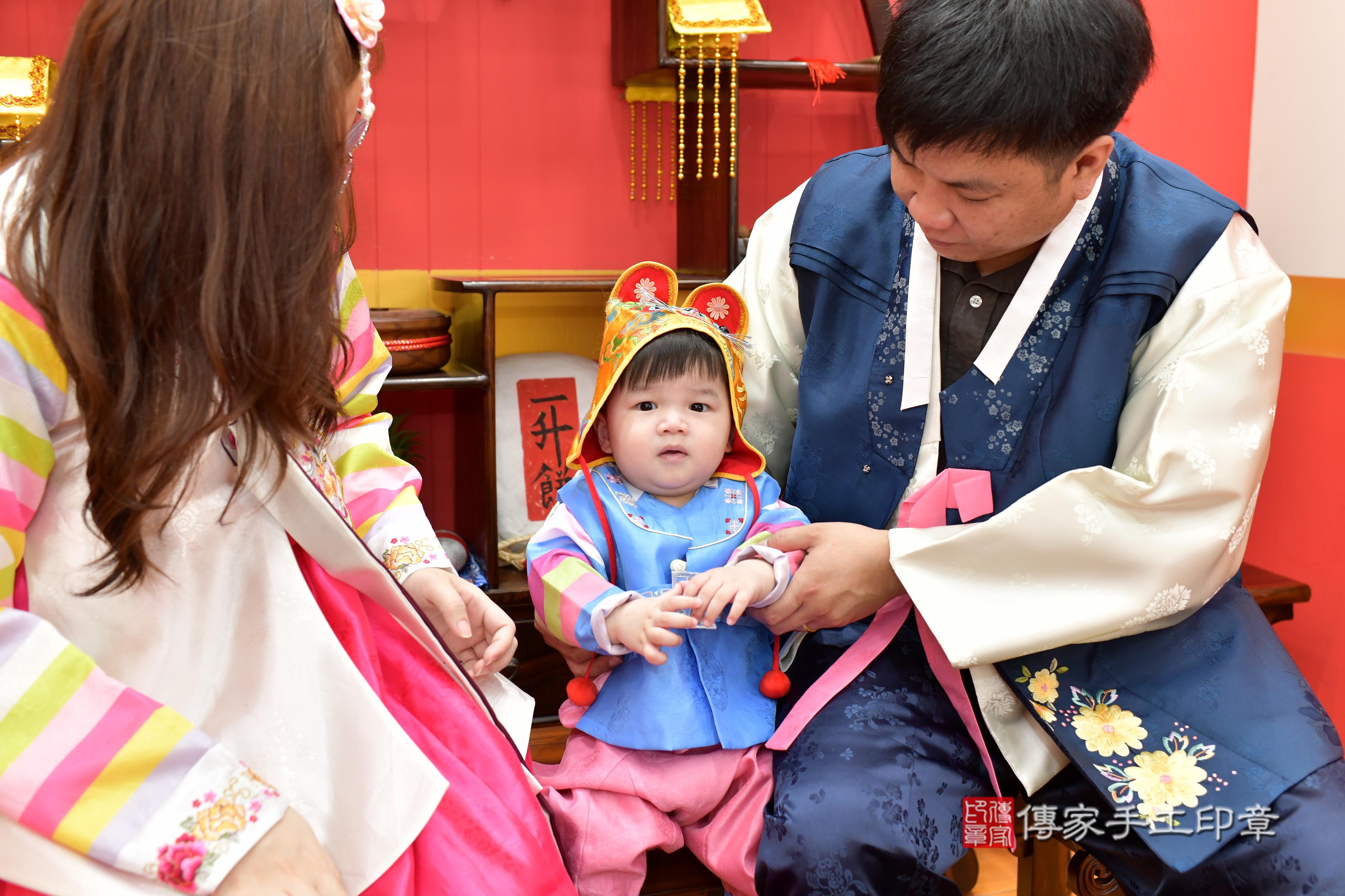 傳家手工印章桃園店、抓周、度脺、美式風會場、傳家嬰兒古禮、吉祥話、抓周道具物品24種、拍照。抓周證書。寶寶抓周、滿周歲、生日快樂、祝福 傳家手工印章桃園店、抓周、度脺、美式風會場、傳家嬰兒古禮、吉祥話、抓周道具物品24種、拍照。抓周證書。寶寶抓周、滿周歲、生日快樂、祝福