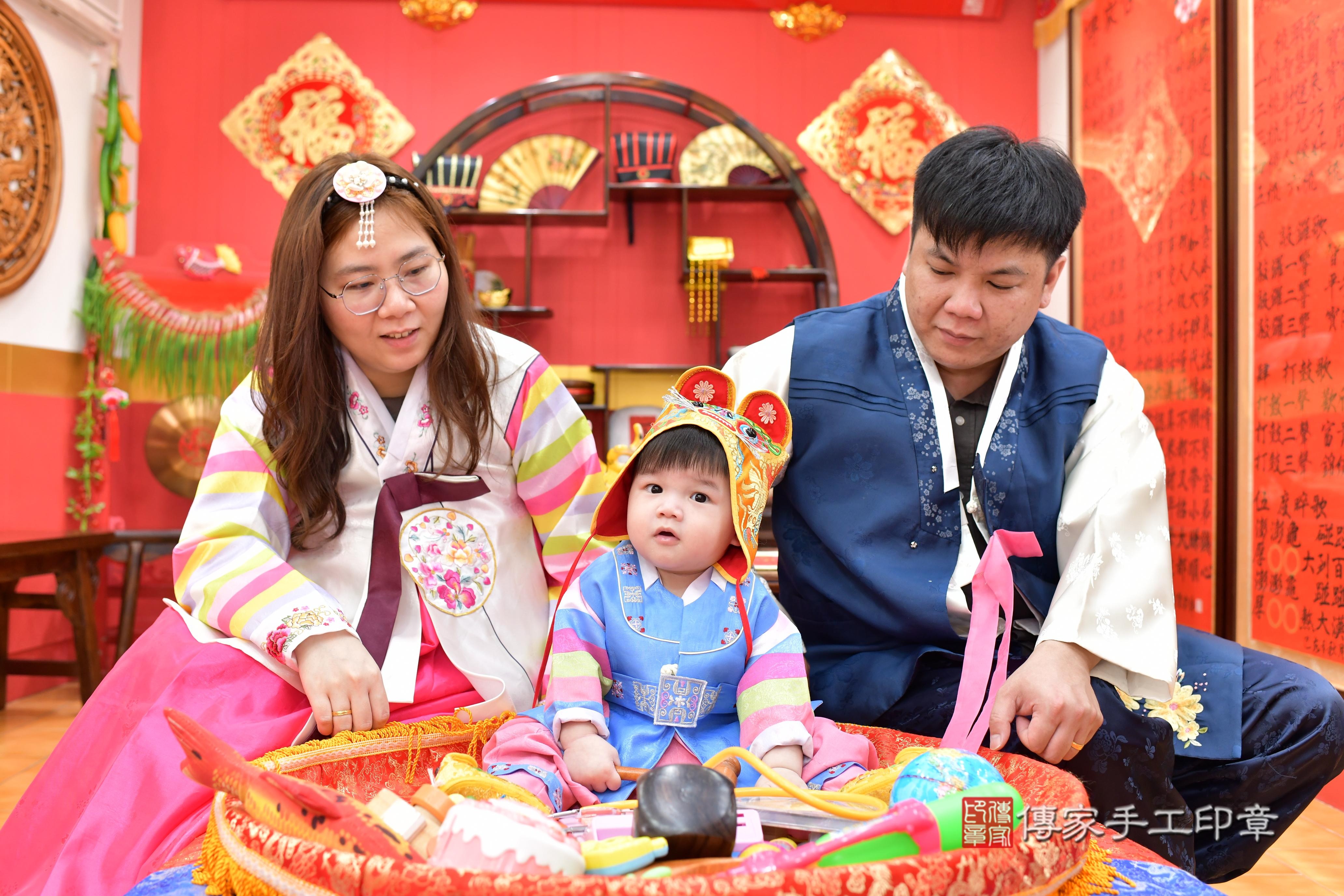 傳家手工印章桃園店、抓周、度脺、美式風會場、傳家嬰兒古禮、吉祥話、抓周道具物品24種、拍照。抓周證書。寶寶抓周、滿周歲、生日快樂、祝福 傳家手工印章桃園店、抓周、度脺、美式風會場、傳家嬰兒古禮、吉祥話、抓周道具物品24種、拍照。抓周證書。寶寶抓周、滿周歲、生日快樂、祝福