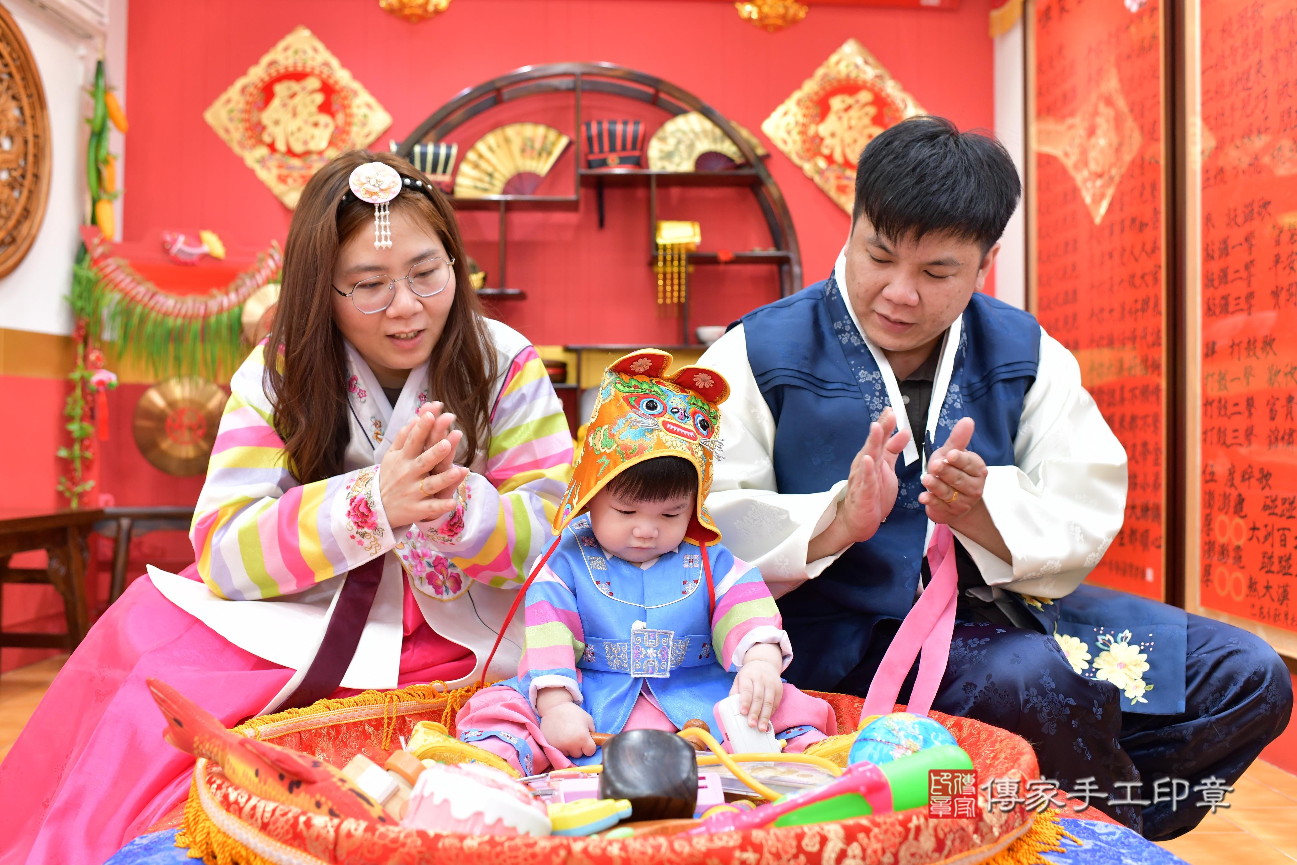 傳家手工印章桃園店、抓周、度脺、美式風會場、傳家嬰兒古禮、吉祥話、抓周道具物品24種、拍照。抓周證書。寶寶抓周、滿周歲、生日快樂、祝福 傳家手工印章桃園店、抓周、度脺、美式風會場、傳家嬰兒古禮、吉祥話、抓周道具物品24種、拍照。抓周證書。寶寶抓周、滿周歲、生日快樂、祝福