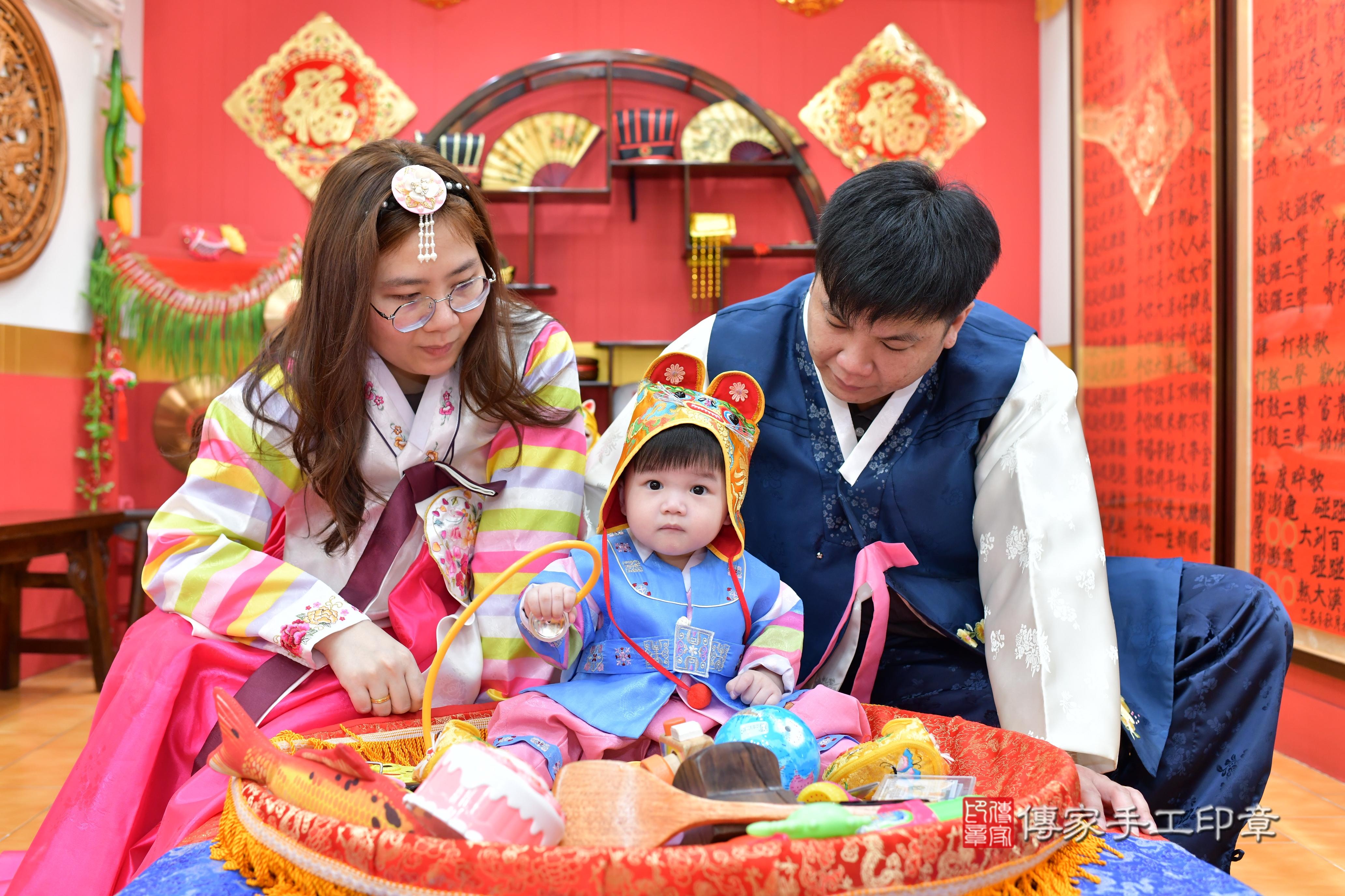 傳家手工印章桃園店、抓周、度脺、美式風會場、傳家嬰兒古禮、吉祥話、抓周道具物品24種、拍照。抓周證書。寶寶抓周、滿周歲、生日快樂、祝福 傳家手工印章桃園店、抓周、度脺、美式風會場、傳家嬰兒古禮、吉祥話、抓周道具物品24種、拍照。抓周證書。寶寶抓周、滿周歲、生日快樂、祝福
