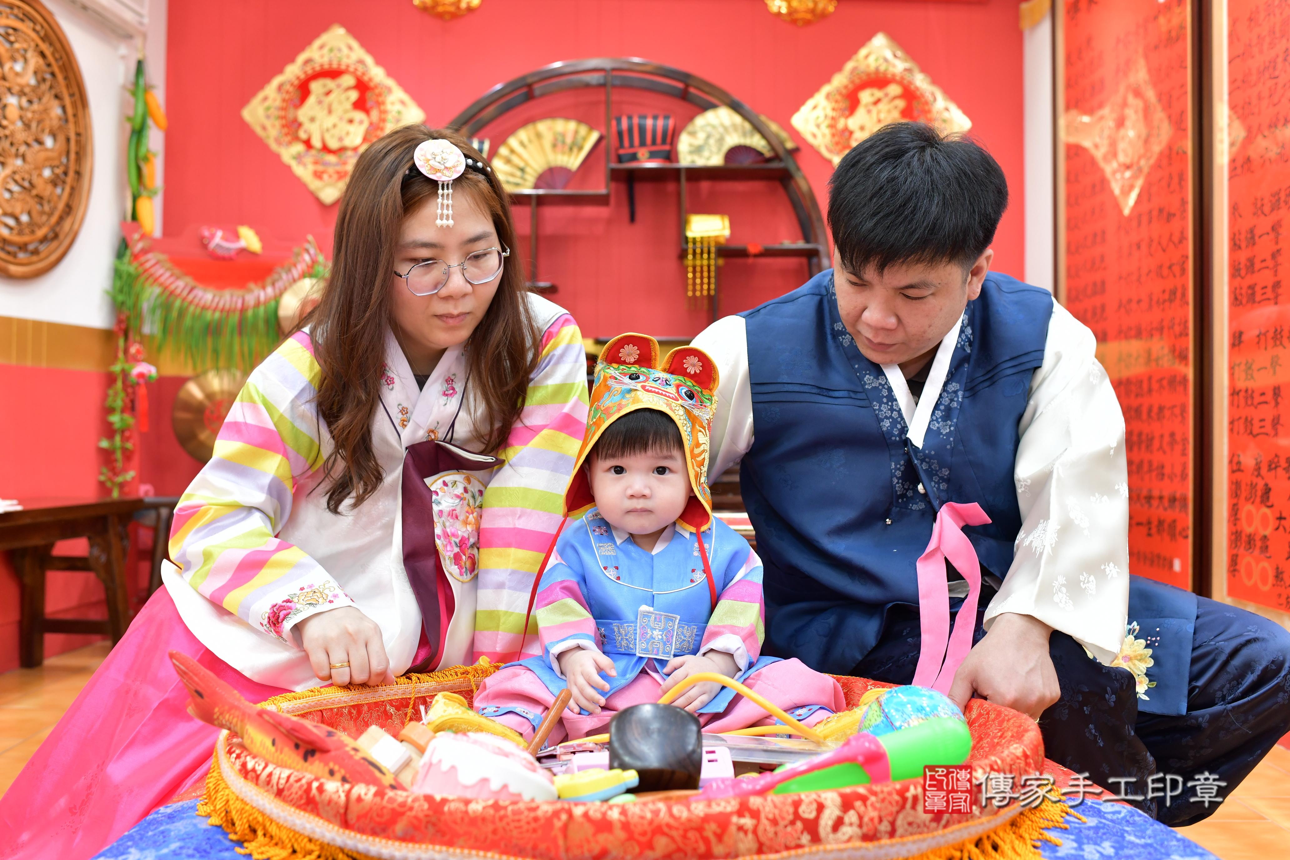 傳家手工印章桃園店、抓周、度脺、美式風會場、傳家嬰兒古禮、吉祥話、抓周道具物品24種、拍照。抓周證書。寶寶抓周、滿周歲、生日快樂、祝福 傳家手工印章桃園店、抓周、度脺、美式風會場、傳家嬰兒古禮、吉祥話、抓周道具物品24種、拍照。抓周證書。寶寶抓周、滿周歲、生日快樂、祝福