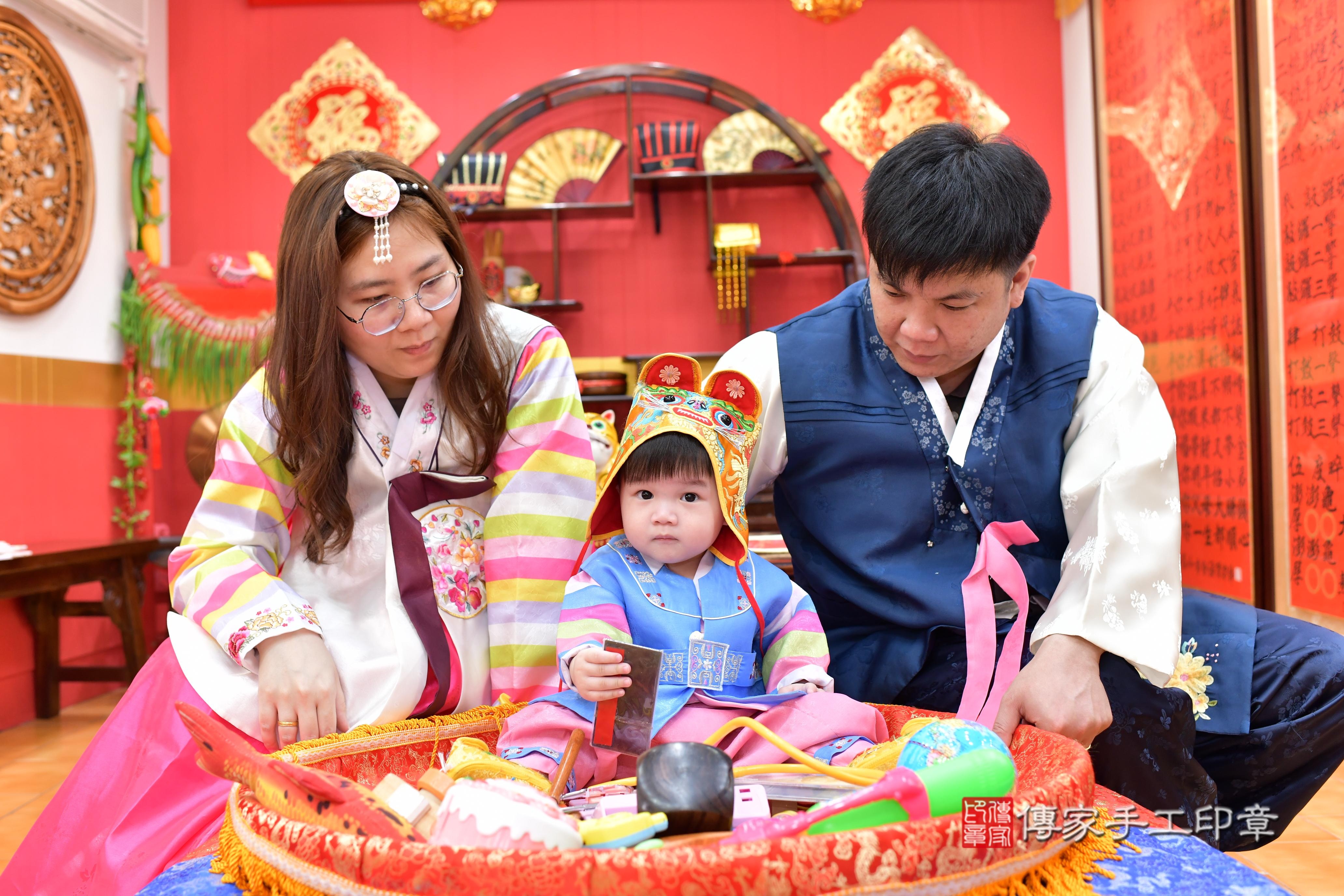 傳家手工印章桃園店、抓周、度脺、美式風會場、傳家嬰兒古禮、吉祥話、抓周道具物品24種、拍照。抓周證書。寶寶抓周、滿周歲、生日快樂、祝福 傳家手工印章桃園店、抓周、度脺、美式風會場、傳家嬰兒古禮、吉祥話、抓周道具物品24種、拍照。抓周證書。寶寶抓周、滿周歲、生日快樂、祝福