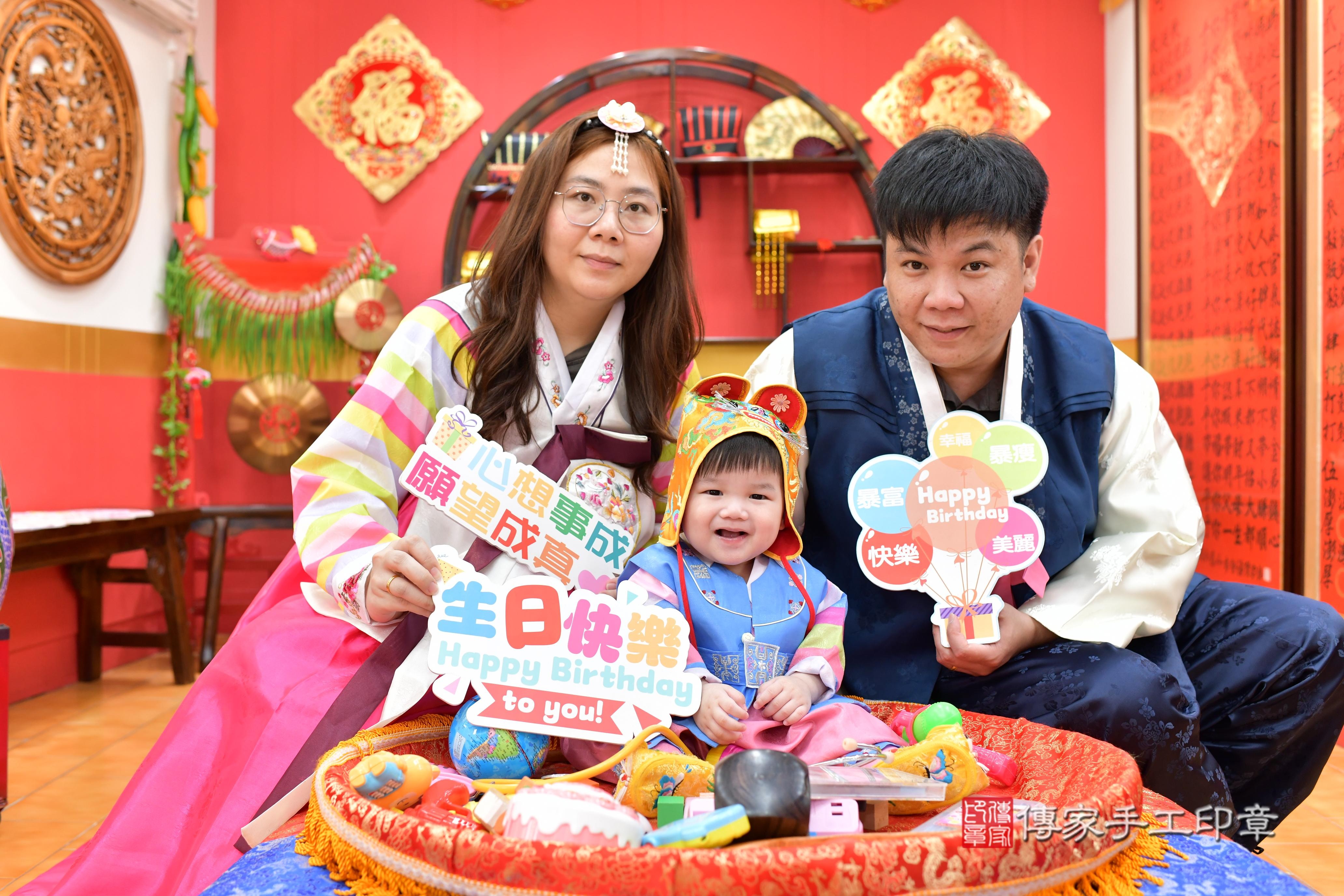 傳家手工印章桃園店、抓周、度脺、美式風會場、傳家嬰兒古禮、吉祥話、抓周道具物品24種、拍照。抓周證書。寶寶抓周、滿周歲、生日快樂、祝福 傳家手工印章桃園店、抓周、度脺、美式風會場、傳家嬰兒古禮、吉祥話、抓周道具物品24種、拍照。抓周證書。寶寶抓周、滿周歲、生日快樂、祝福