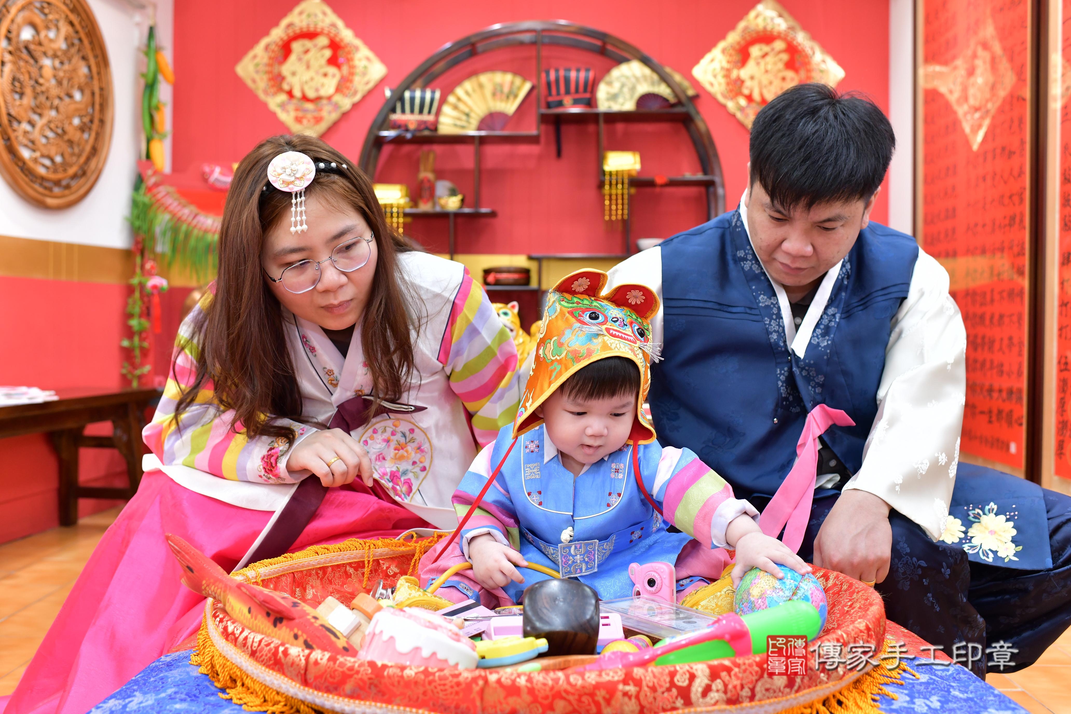 傳家手工印章桃園店、抓周、度脺、美式風會場、傳家嬰兒古禮、吉祥話、抓周道具物品24種、拍照。抓周證書。寶寶抓周、滿周歲、生日快樂、祝福 傳家手工印章桃園店、抓周、度脺、美式風會場、傳家嬰兒古禮、吉祥話、抓周道具物品24種、拍照。抓周證書。寶寶抓周、滿周歲、生日快樂、祝福