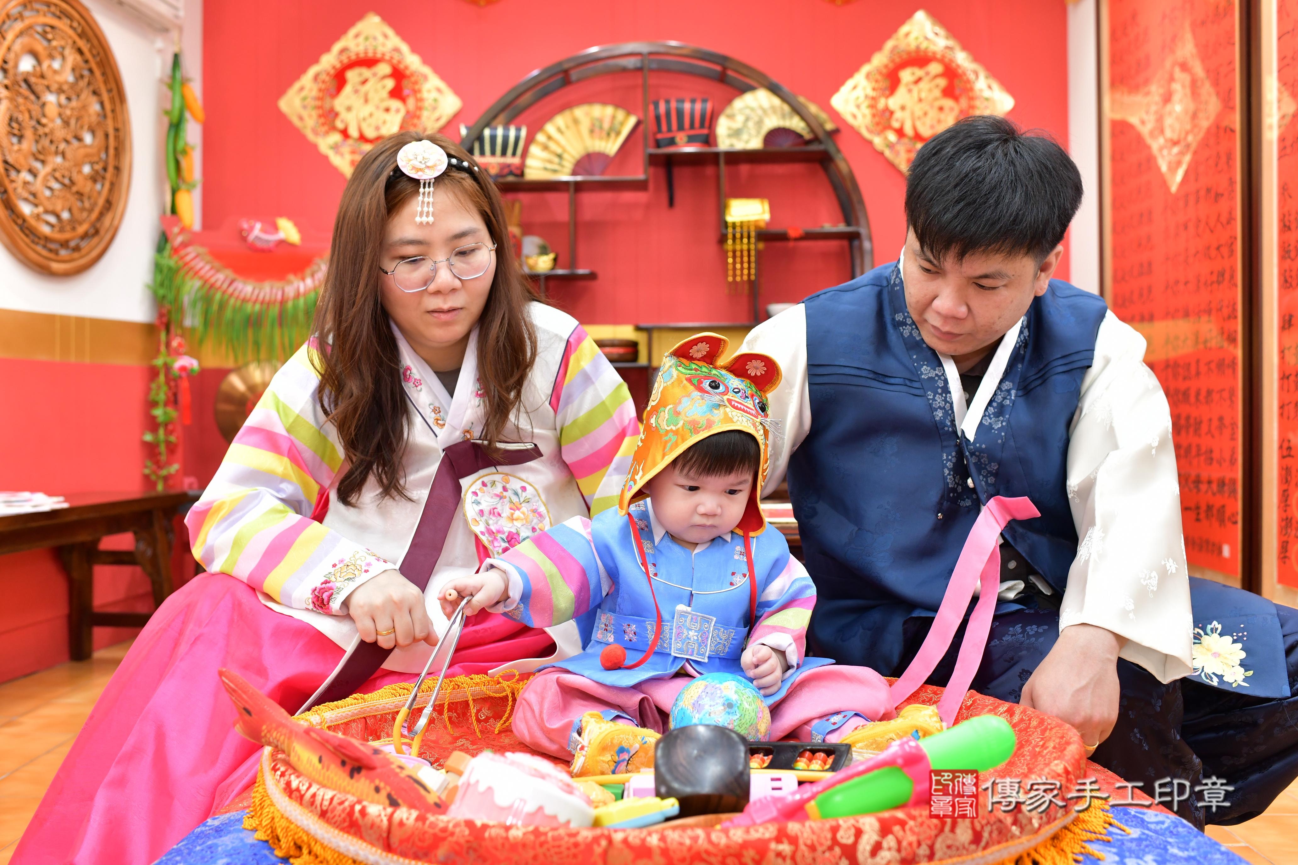 傳家手工印章桃園店、抓周、度脺、美式風會場、傳家嬰兒古禮、吉祥話、抓周道具物品24種、拍照。抓周證書。寶寶抓周、滿周歲、生日快樂、祝福 傳家手工印章桃園店、抓周、度脺、美式風會場、傳家嬰兒古禮、吉祥話、抓周道具物品24種、拍照。抓周證書。寶寶抓周、滿周歲、生日快樂、祝福