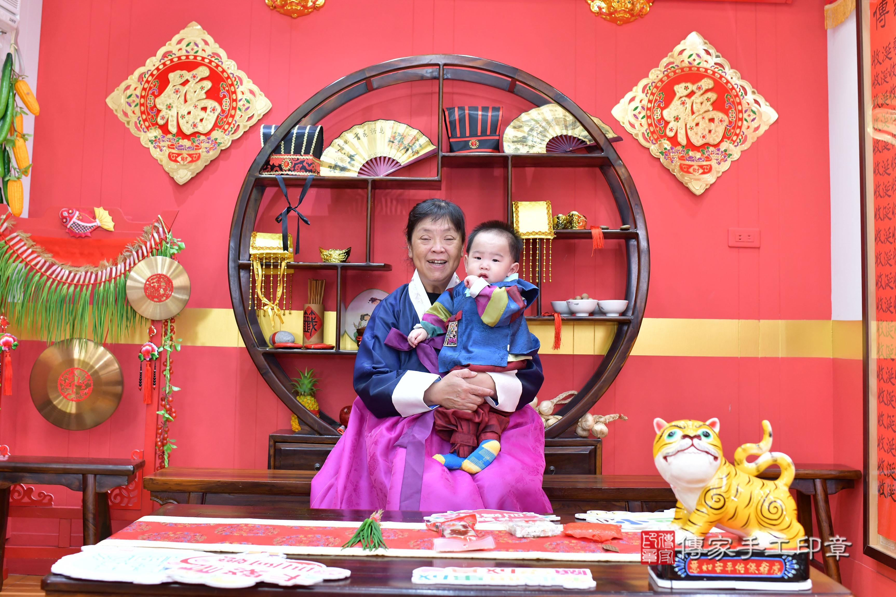 傳家手工印章桃園店、抓周、度脺、美式風會場、傳家嬰兒古禮、吉祥話、抓周道具物品24種、拍照。抓周證書。寶寶抓周、滿周歲、生日快樂、祝福 傳家手工印章桃園店、抓周、度脺、美式風會場、傳家嬰兒古禮、吉祥話、抓周道具物品24種、拍照。抓周證書。寶寶抓周、滿周歲、生日快樂、祝福