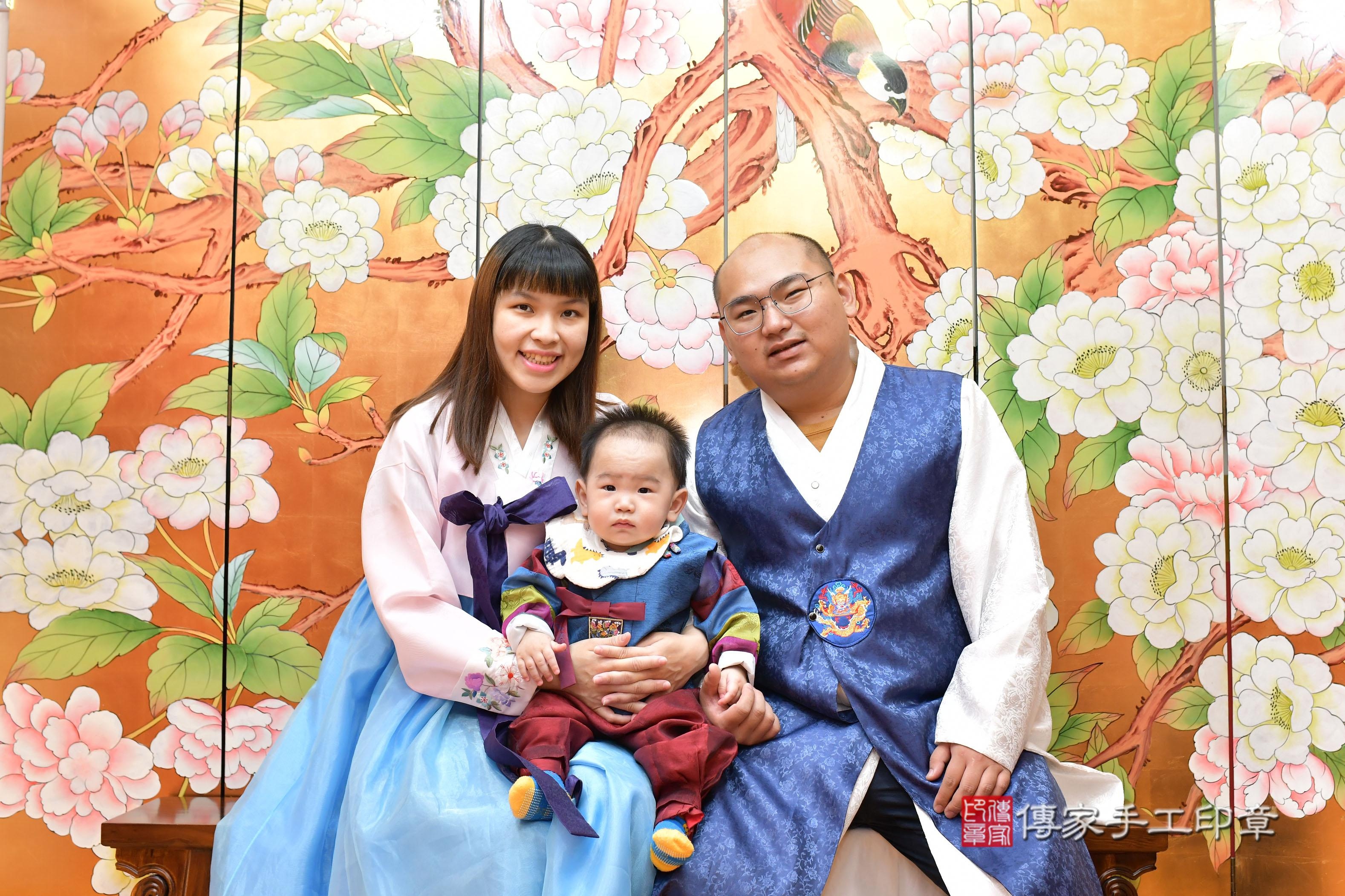 傳家手工印章桃園店、抓周、度脺、美式風會場、傳家嬰兒古禮、吉祥話、抓周道具物品24種、拍照。抓周證書。寶寶抓周、滿周歲、生日快樂、祝福 傳家手工印章桃園店、抓周、度脺、美式風會場、傳家嬰兒古禮、吉祥話、抓周道具物品24種、拍照。抓周證書。寶寶抓周、滿周歲、生日快樂、祝福