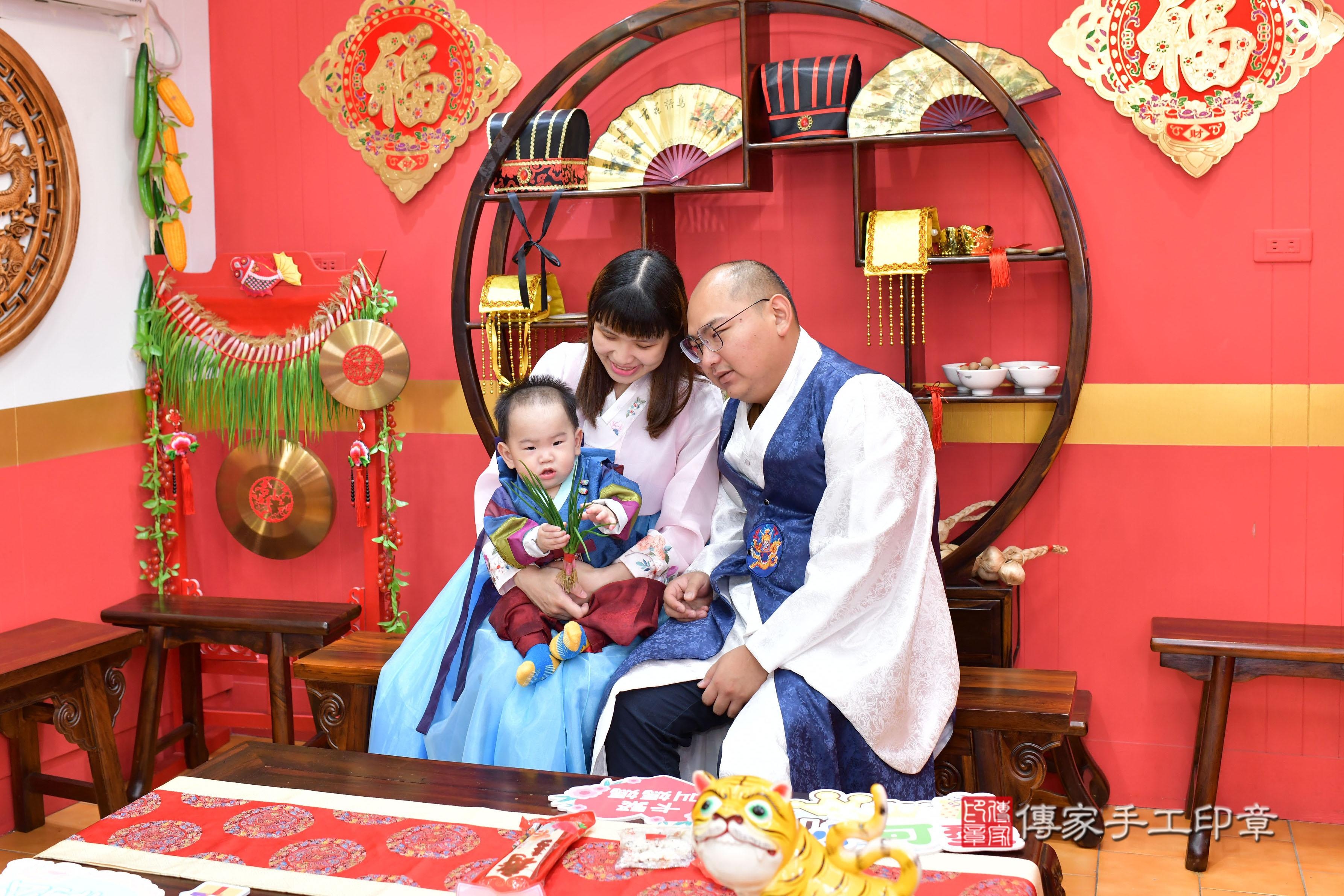 傳家手工印章桃園店、抓周、度脺、美式風會場、傳家嬰兒古禮、吉祥話、抓周道具物品24種、拍照。抓周證書。寶寶抓周、滿周歲、生日快樂、祝福 傳家手工印章桃園店、抓周、度脺、美式風會場、傳家嬰兒古禮、吉祥話、抓周道具物品24種、拍照。抓周證書。寶寶抓周、滿周歲、生日快樂、祝福