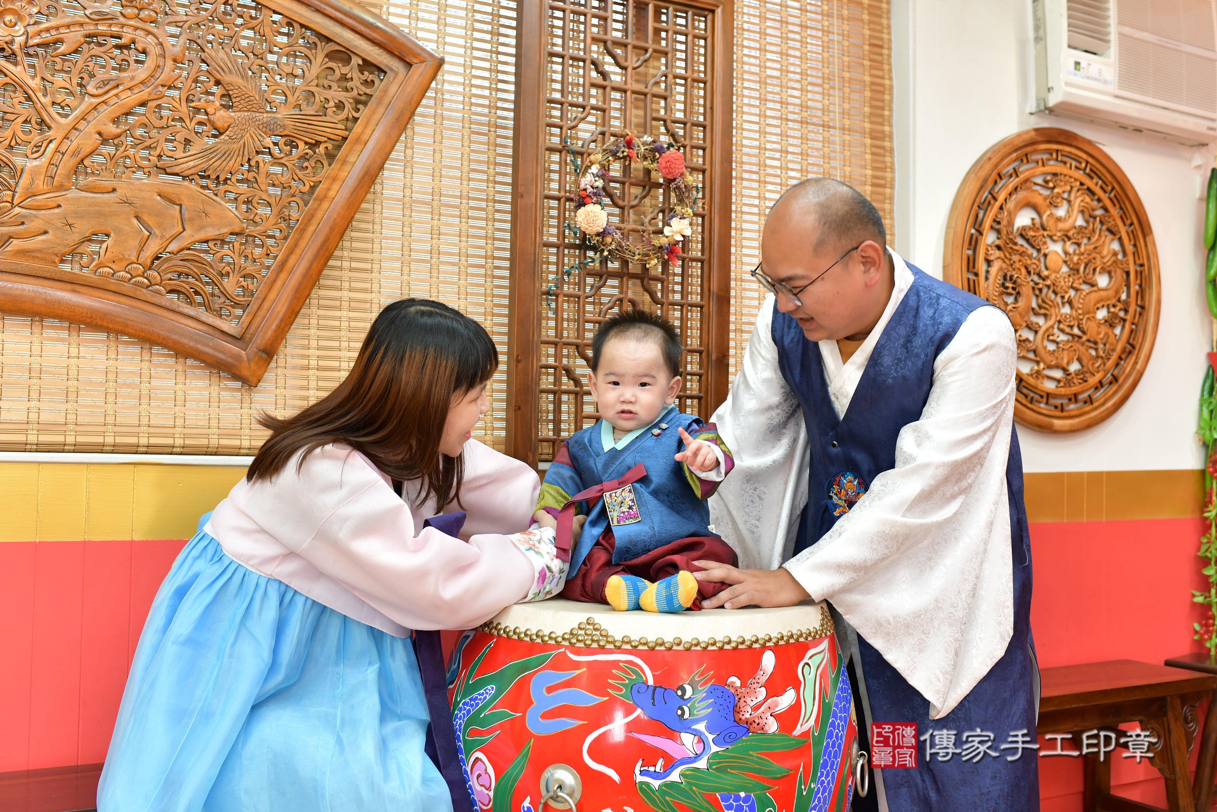 傳家手工印章桃園店、抓周、度脺、美式風會場、傳家嬰兒古禮、吉祥話、抓周道具物品24種、拍照。抓周證書。寶寶抓周、滿周歲、生日快樂、祝福 傳家手工印章桃園店、抓周、度脺、美式風會場、傳家嬰兒古禮、吉祥話、抓周道具物品24種、拍照。抓周證書。寶寶抓周、滿周歲、生日快樂、祝福