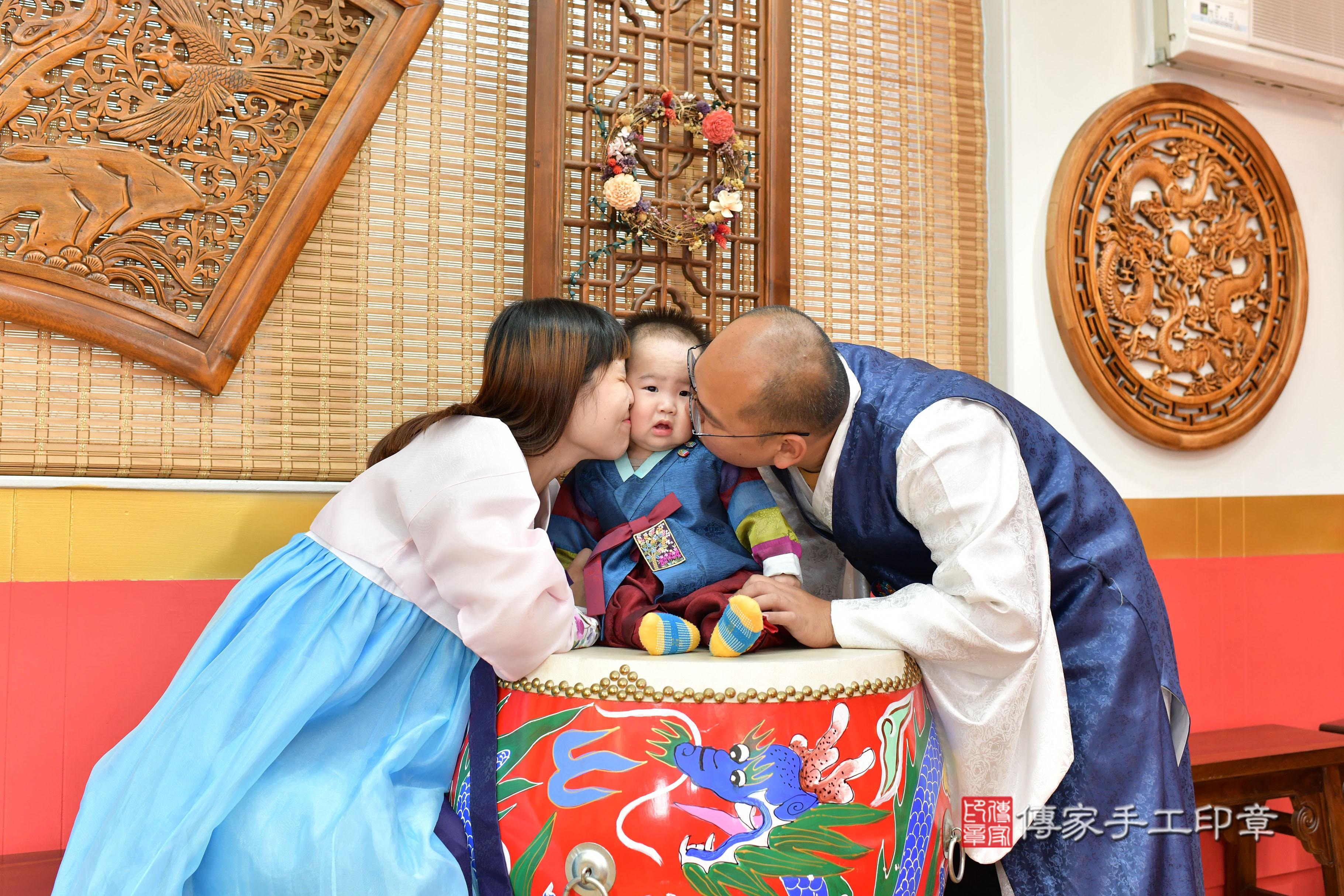 傳家手工印章桃園店、抓周、度脺、美式風會場、傳家嬰兒古禮、吉祥話、抓周道具物品24種、拍照。抓周證書。寶寶抓周、滿周歲、生日快樂、祝福 傳家手工印章桃園店、抓周、度脺、美式風會場、傳家嬰兒古禮、吉祥話、抓周道具物品24種、拍照。抓周證書。寶寶抓周、滿周歲、生日快樂、祝福