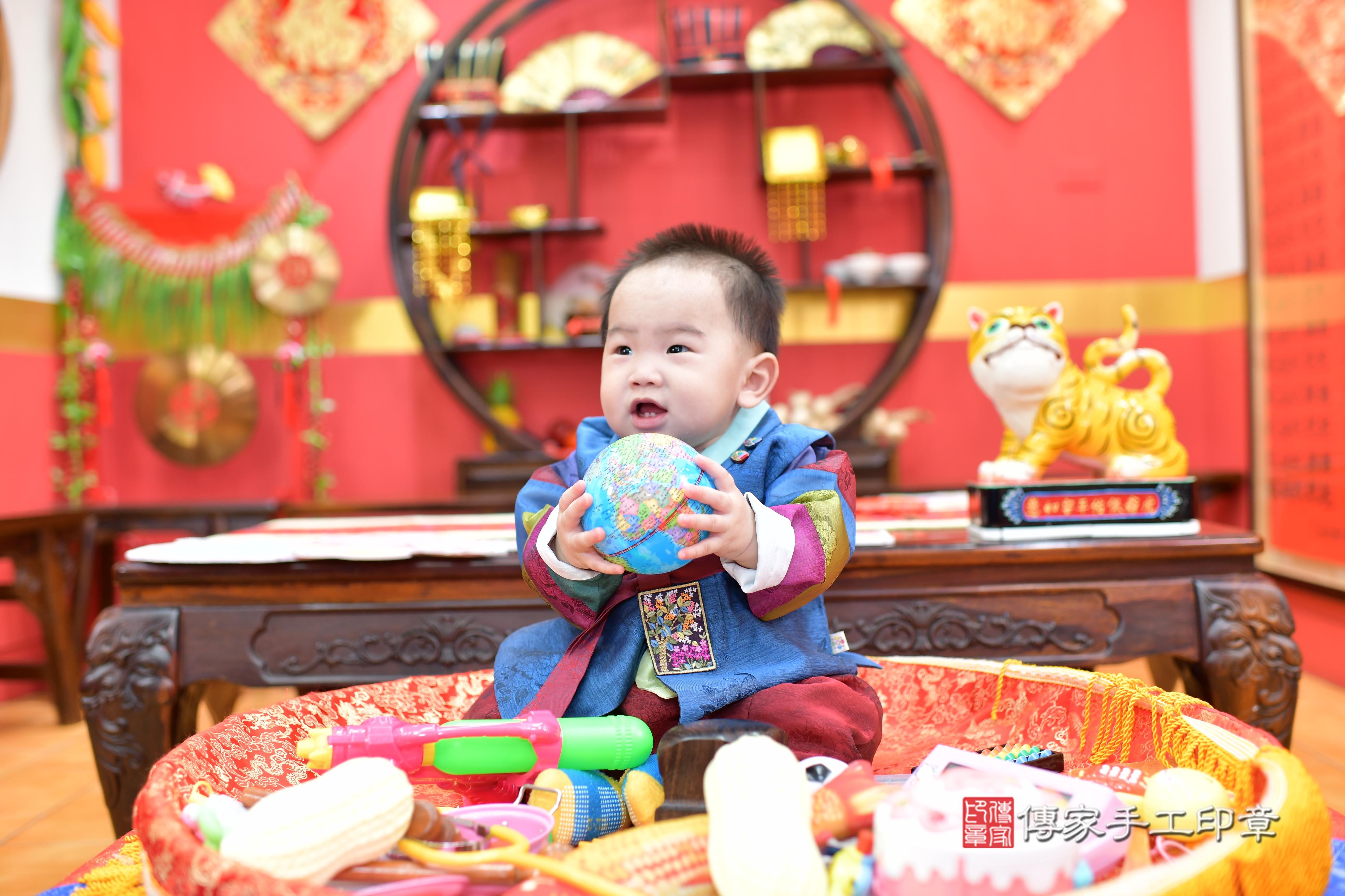 傳家手工印章桃園店、抓周、度脺、美式風會場、傳家嬰兒古禮、吉祥話、抓周道具物品24種、拍照。抓周證書。寶寶抓周、滿周歲、生日快樂、祝福 傳家手工印章桃園店、抓周、度脺、美式風會場、傳家嬰兒古禮、吉祥話、抓周道具物品24種、拍照。抓周證書。寶寶抓周、滿周歲、生日快樂、祝福