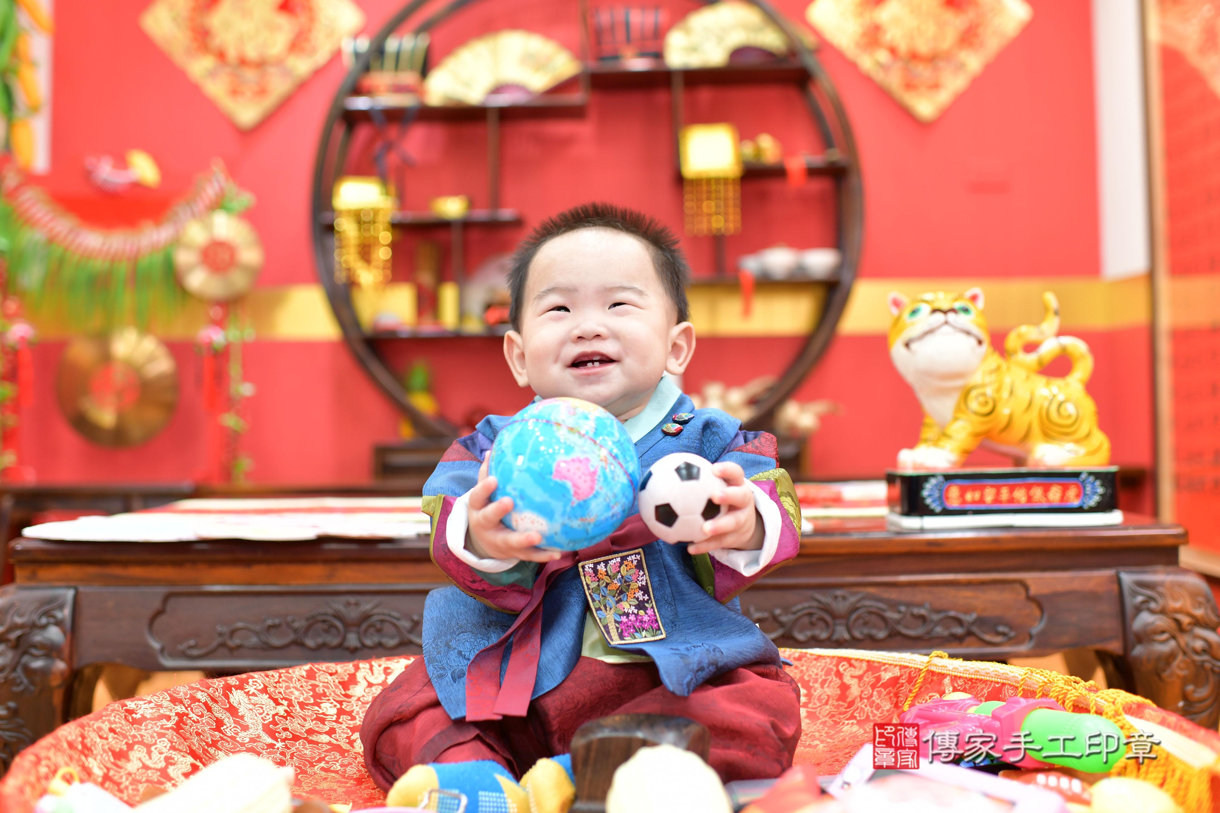 傳家手工印章桃園店、抓周、度脺、美式風會場、傳家嬰兒古禮、吉祥話、抓周道具物品24種、拍照。抓周證書。寶寶抓周、滿周歲、生日快樂、祝福 傳家手工印章桃園店、抓周、度脺、美式風會場、傳家嬰兒古禮、吉祥話、抓周道具物品24種、拍照。抓周證書。寶寶抓周、滿周歲、生日快樂、祝福