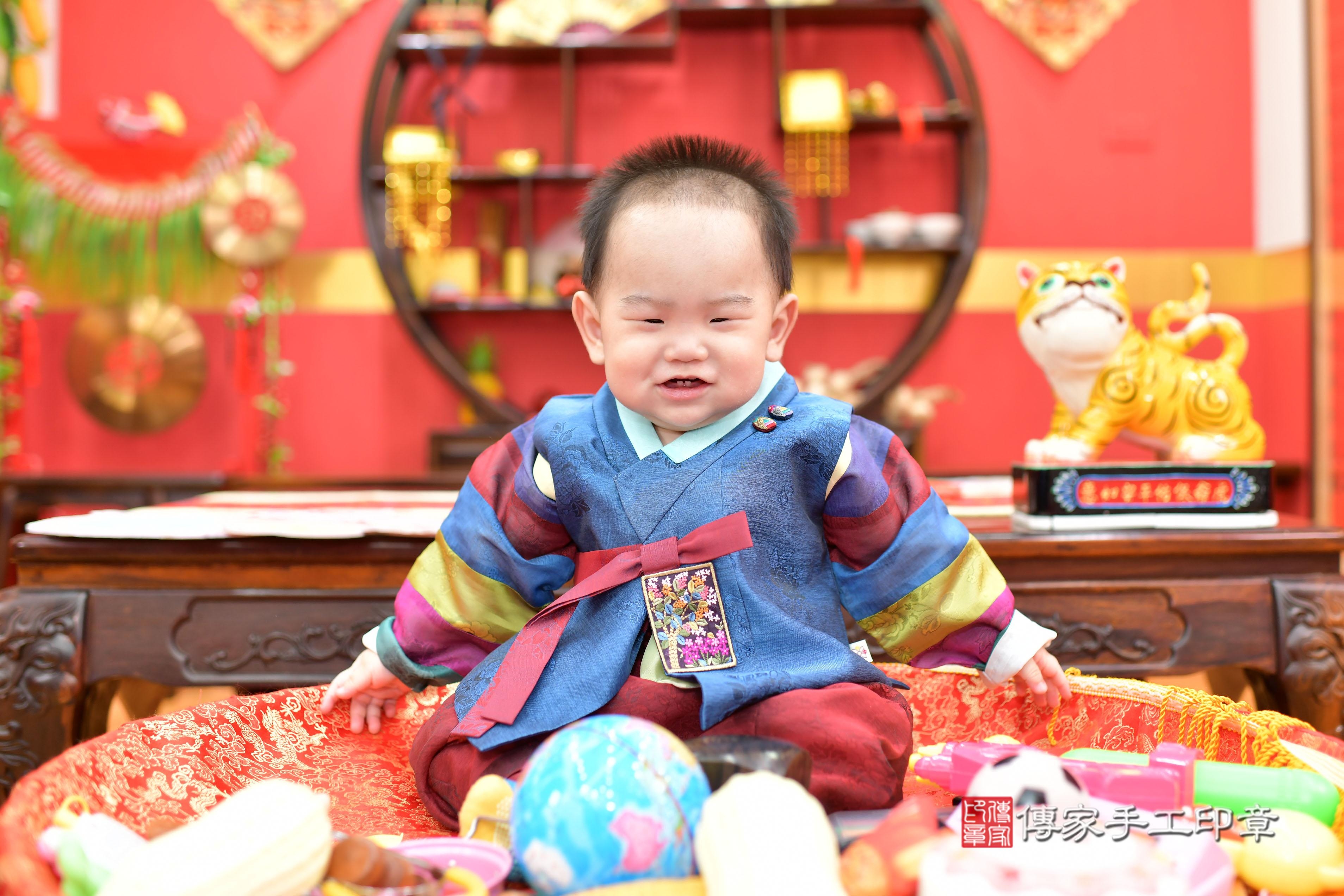 傳家手工印章桃園店、抓周、度脺、美式風會場、傳家嬰兒古禮、吉祥話、抓周道具物品24種、拍照。抓周證書。寶寶抓周、滿周歲、生日快樂、祝福 傳家手工印章桃園店、抓周、度脺、美式風會場、傳家嬰兒古禮、吉祥話、抓周道具物品24種、拍照。抓周證書。寶寶抓周、滿周歲、生日快樂、祝福