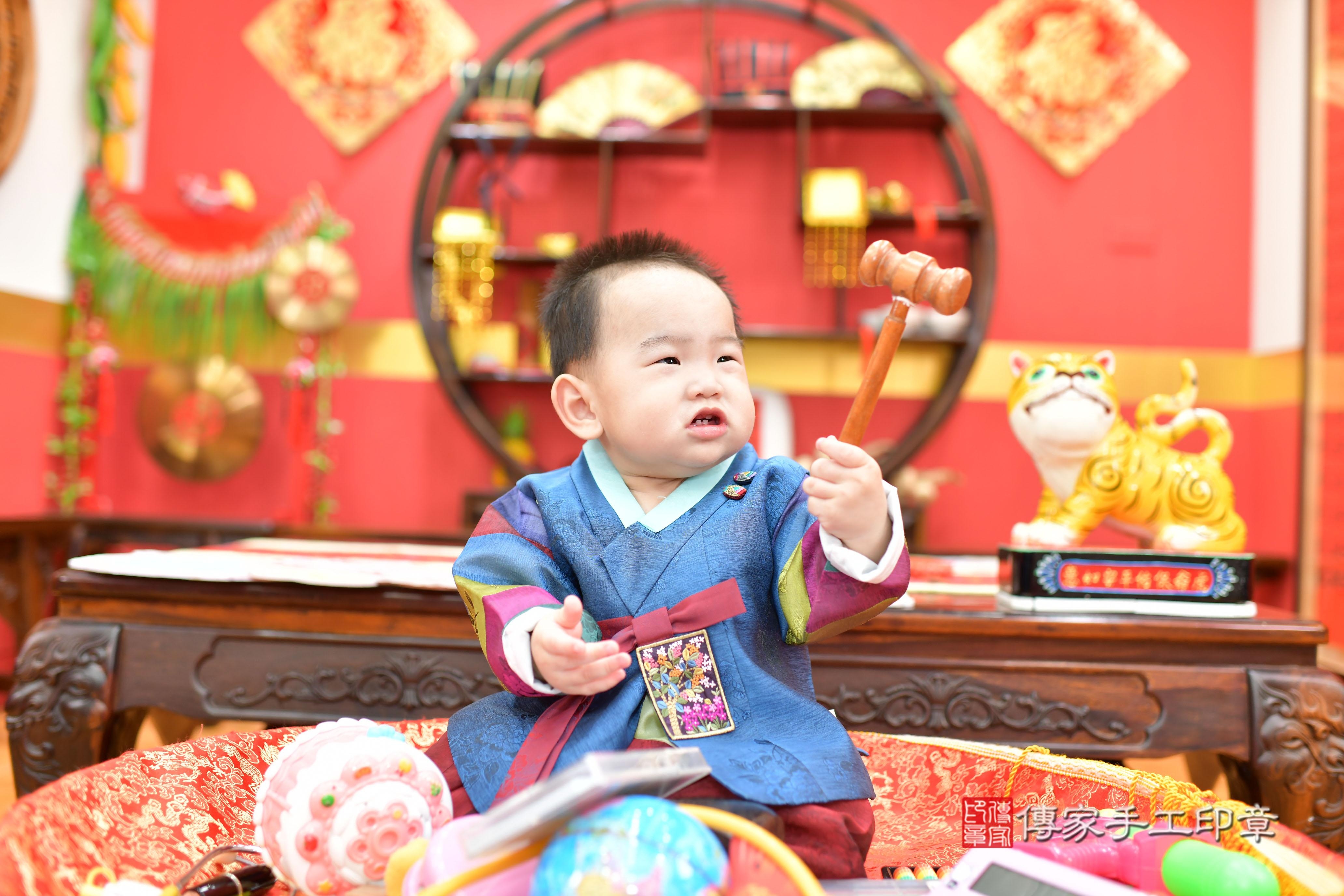 傳家手工印章桃園店、抓周、度脺、美式風會場、傳家嬰兒古禮、吉祥話、抓周道具物品24種、拍照。抓周證書。寶寶抓周、滿周歲、生日快樂、祝福 傳家手工印章桃園店、抓周、度脺、美式風會場、傳家嬰兒古禮、吉祥話、抓周道具物品24種、拍照。抓周證書。寶寶抓周、滿周歲、生日快樂、祝福