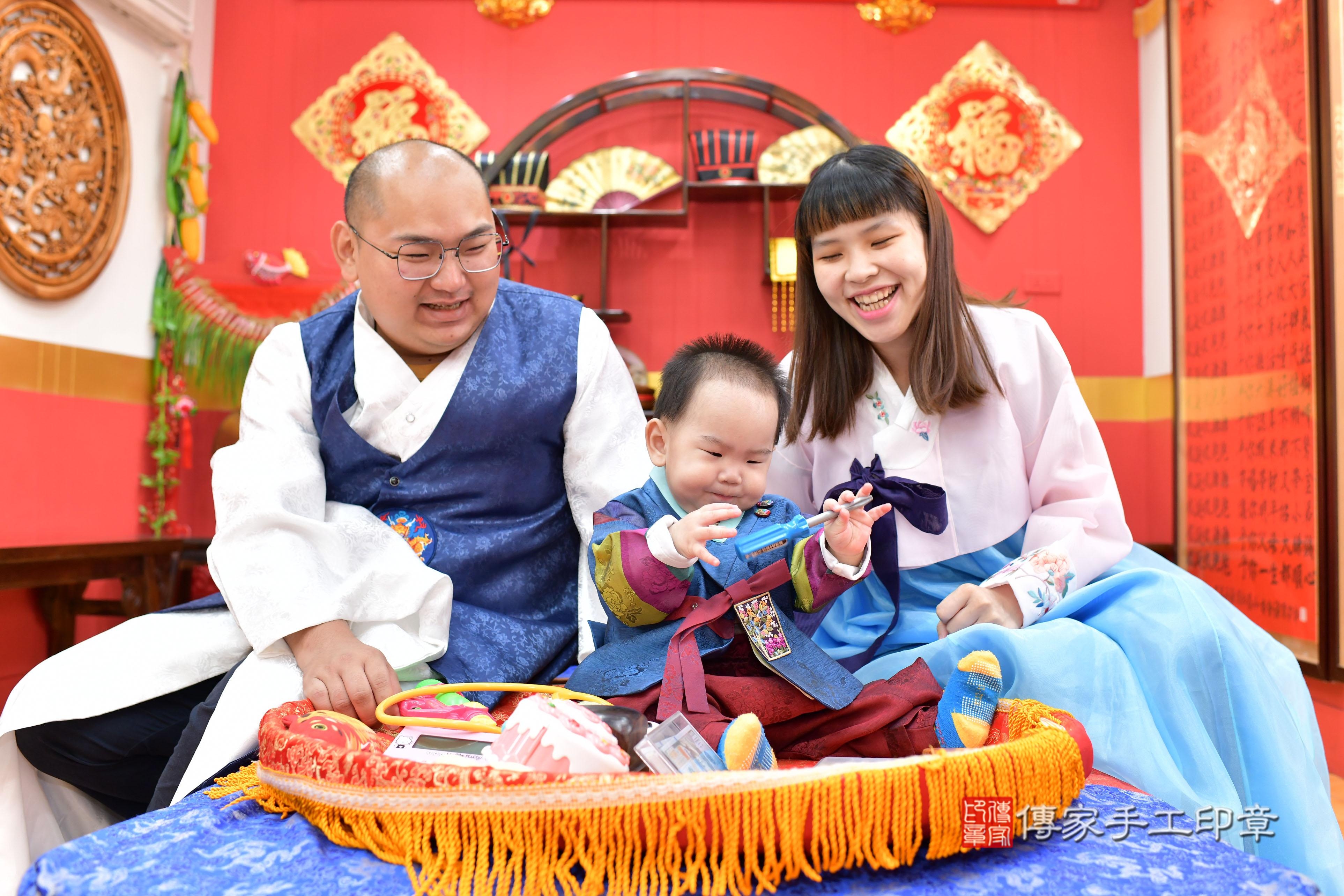 傳家手工印章桃園店、抓周、度脺、美式風會場、傳家嬰兒古禮、吉祥話、抓周道具物品24種、拍照。抓周證書。寶寶抓周、滿周歲、生日快樂、祝福 傳家手工印章桃園店、抓周、度脺、美式風會場、傳家嬰兒古禮、吉祥話、抓周道具物品24種、拍照。抓周證書。寶寶抓周、滿周歲、生日快樂、祝福