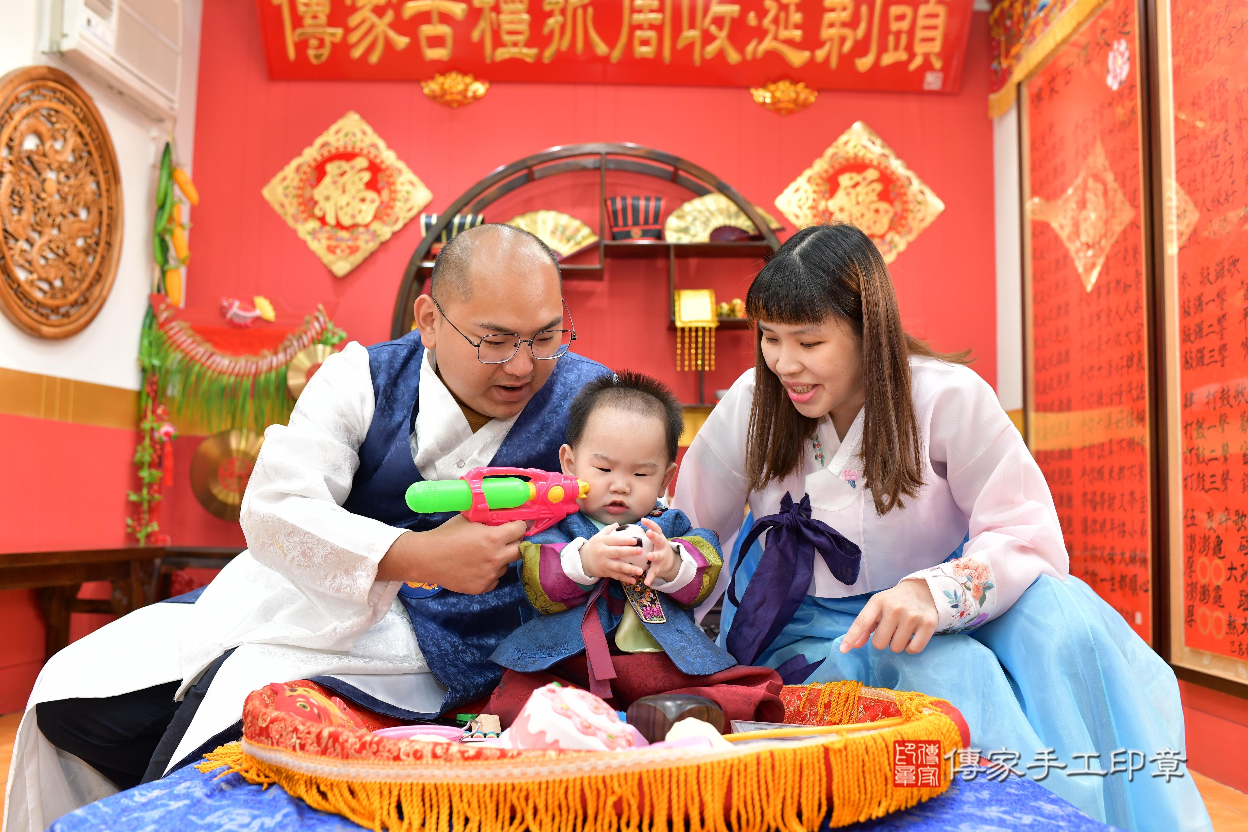 傳家手工印章桃園店、抓周、度脺、美式風會場、傳家嬰兒古禮、吉祥話、抓周道具物品24種、拍照。抓周證書。寶寶抓周、滿周歲、生日快樂、祝福 傳家手工印章桃園店、抓周、度脺、美式風會場、傳家嬰兒古禮、吉祥話、抓周道具物品24種、拍照。抓周證書。寶寶抓周、滿周歲、生日快樂、祝福