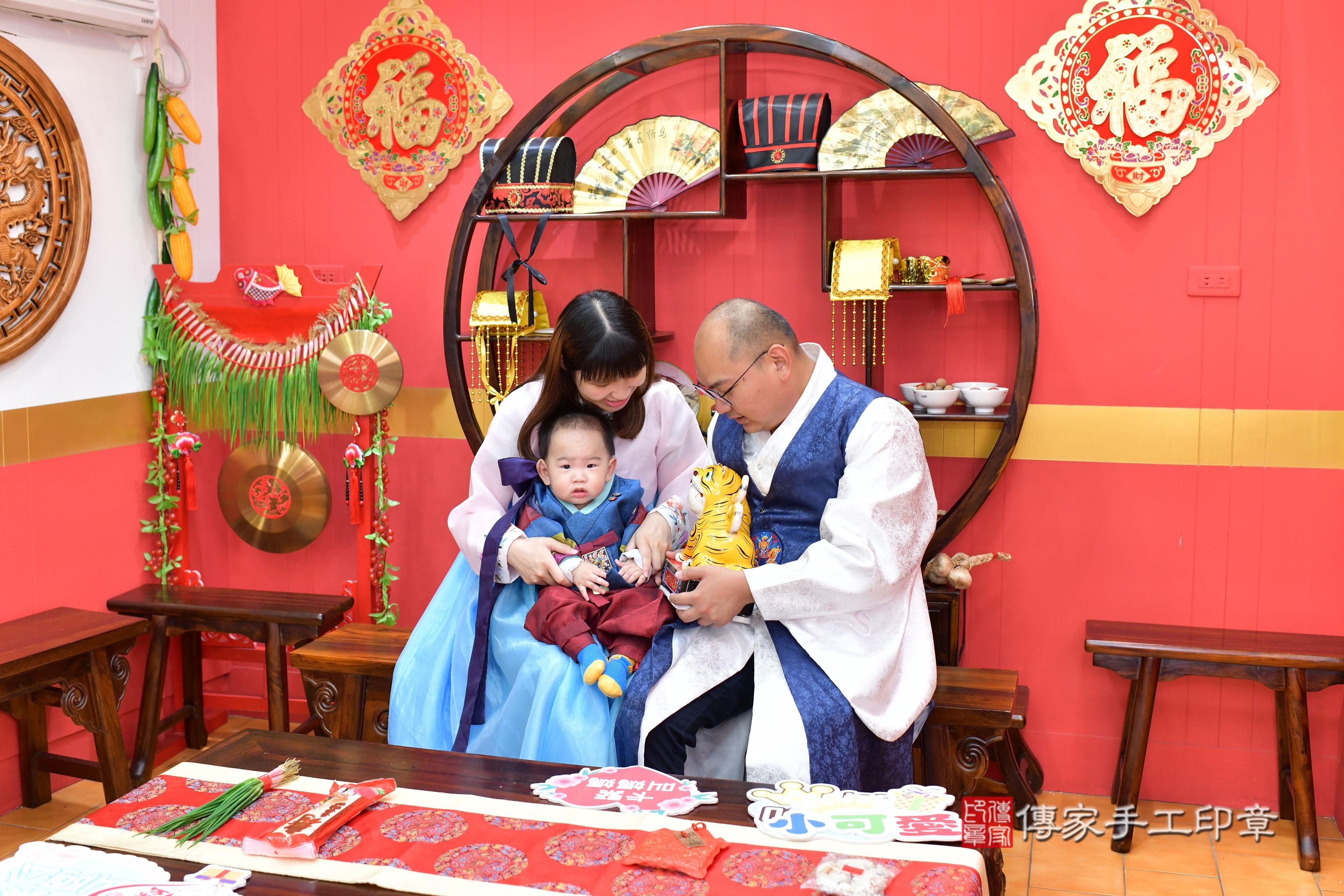 傳家手工印章桃園店、抓周、度脺、美式風會場、傳家嬰兒古禮、吉祥話、抓周道具物品24種、拍照。抓周證書。寶寶抓周、滿周歲、生日快樂、祝福 傳家手工印章桃園店、抓周、度脺、美式風會場、傳家嬰兒古禮、吉祥話、抓周道具物品24種、拍照。抓周證書。寶寶抓周、滿周歲、生日快樂、祝福