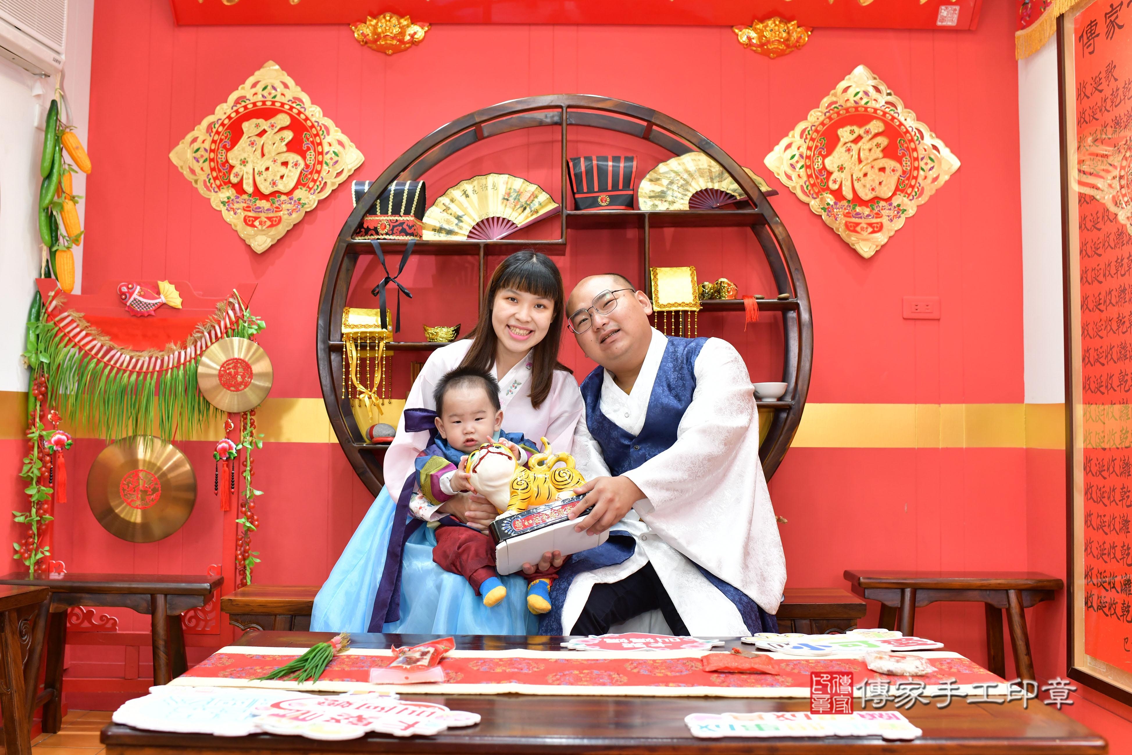 傳家手工印章桃園店、抓周、度脺、美式風會場、傳家嬰兒古禮、吉祥話、抓周道具物品24種、拍照。抓周證書。寶寶抓周、滿周歲、生日快樂、祝福 傳家手工印章桃園店、抓周、度脺、美式風會場、傳家嬰兒古禮、吉祥話、抓周道具物品24種、拍照。抓周證書。寶寶抓周、滿周歲、生日快樂、祝福