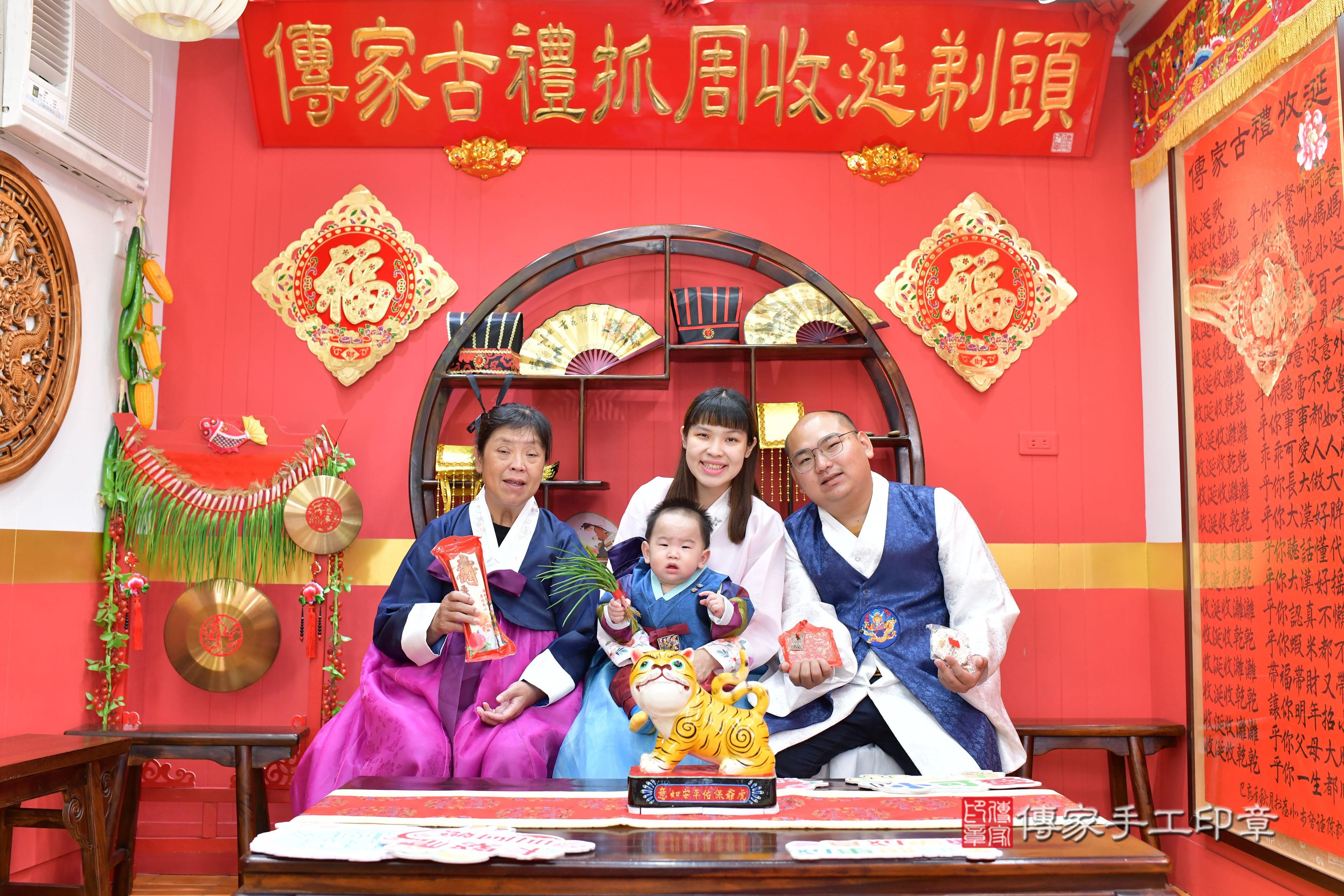 傳家手工印章桃園店、抓周、度脺、美式風會場、傳家嬰兒古禮、吉祥話、抓周道具物品24種、拍照。抓周證書。寶寶抓周、滿周歲、生日快樂、祝福 傳家手工印章桃園店、抓周、度脺、美式風會場、傳家嬰兒古禮、吉祥話、抓周道具物品24種、拍照。抓周證書。寶寶抓周、滿周歲、生日快樂、祝福