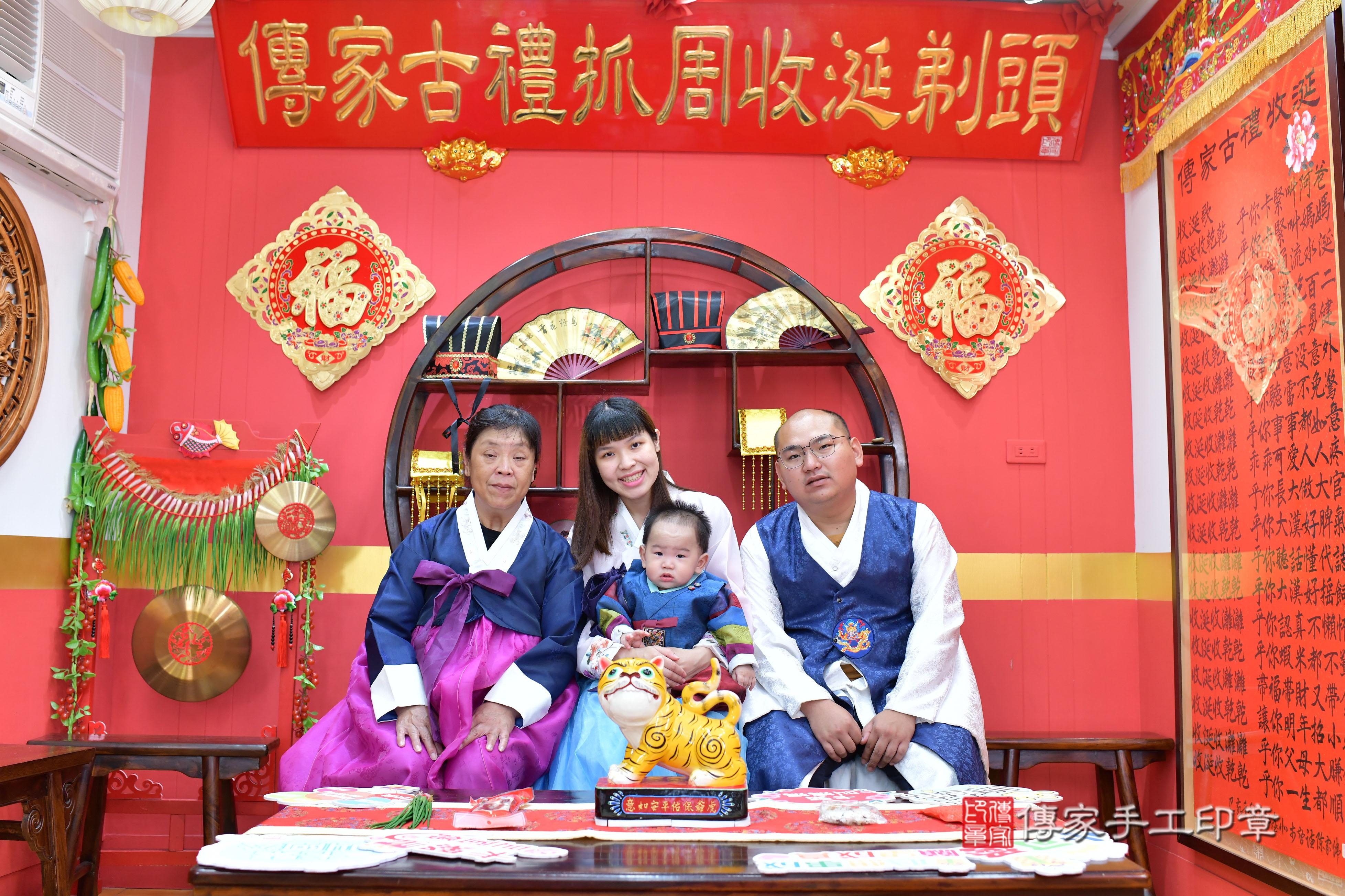 傳家手工印章桃園店、抓周、度脺、美式風會場、傳家嬰兒古禮、吉祥話、抓周道具物品24種、拍照。抓周證書。寶寶抓周、滿周歲、生日快樂、祝福 傳家手工印章桃園店、抓周、度脺、美式風會場、傳家嬰兒古禮、吉祥話、抓周道具物品24種、拍照。抓周證書。寶寶抓周、滿周歲、生日快樂、祝福