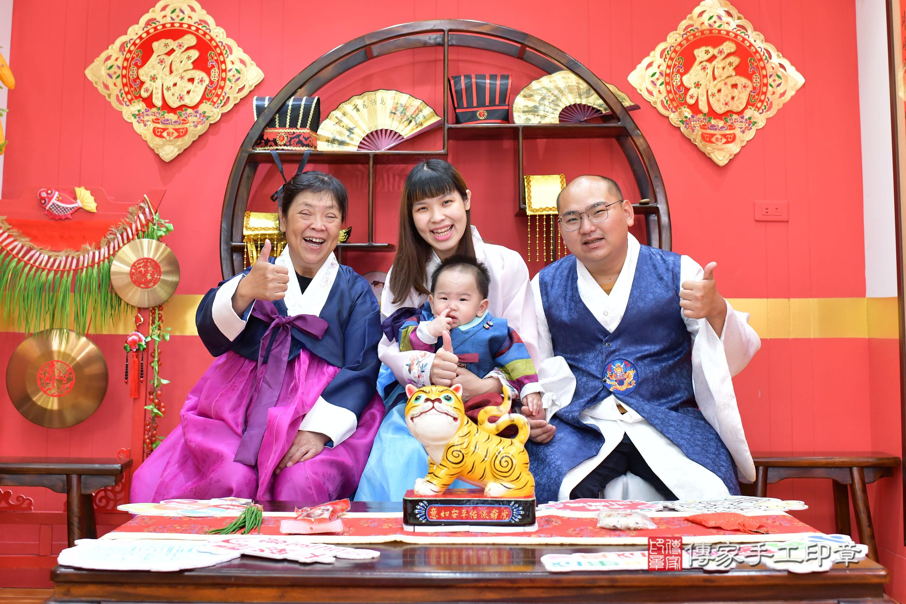 傳家手工印章桃園店、抓周、度脺、美式風會場、傳家嬰兒古禮、吉祥話、抓周道具物品24種、拍照。抓周證書。寶寶抓周、滿周歲、生日快樂、祝福 傳家手工印章桃園店、抓周、度脺、美式風會場、傳家嬰兒古禮、吉祥話、抓周道具物品24種、拍照。抓周證書。寶寶抓周、滿周歲、生日快樂、祝福