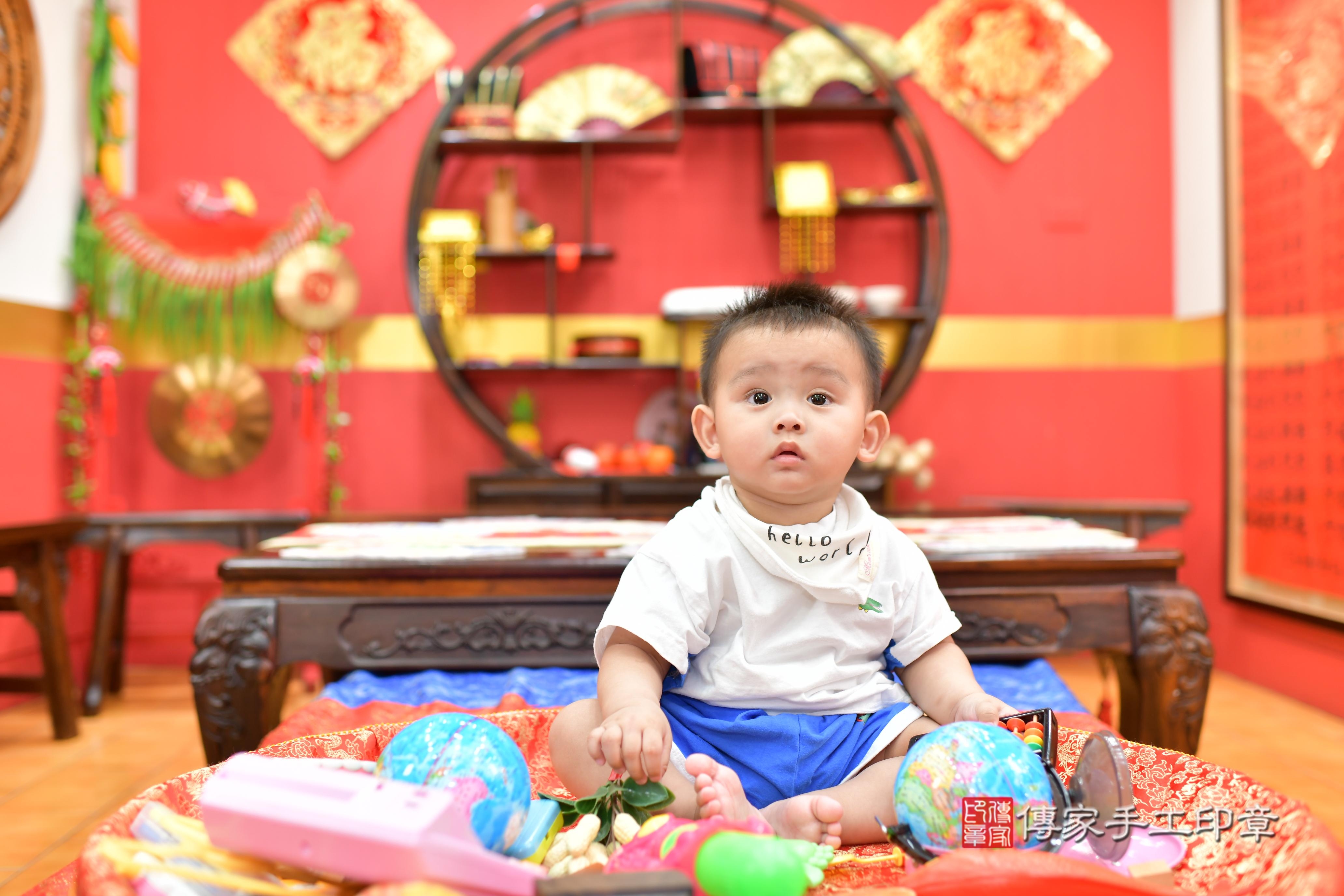 傳家手工印章桃園店、抓周、度脺、美式風會場、傳家嬰兒古禮、吉祥話、抓周道具物品24種、拍照。抓周證書。寶寶抓周、滿周歲、生日快樂、祝福 傳家手工印章桃園店、抓周、度脺、美式風會場、傳家嬰兒古禮、吉祥話、抓周道具物品24種、拍照。抓周證書。寶寶抓周、滿周歲、生日快樂、祝福