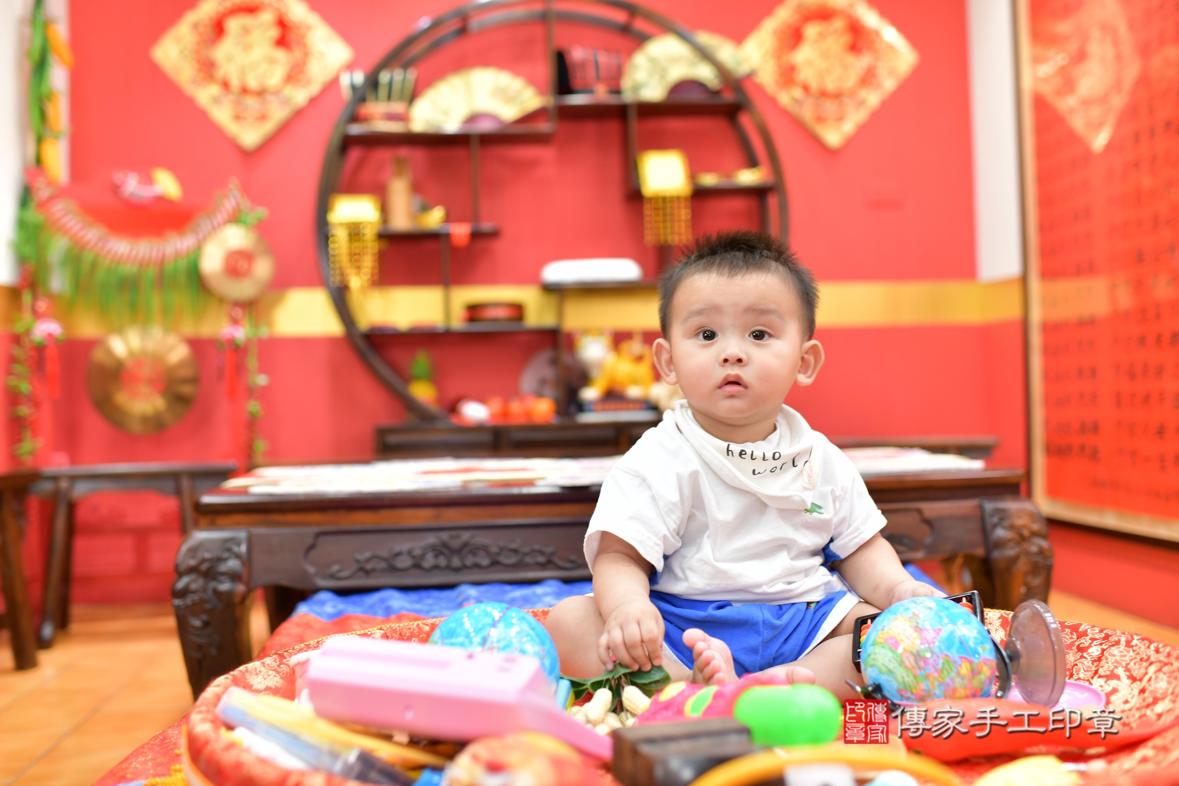 傳家手工印章桃園店、抓周、度脺、美式風會場、傳家嬰兒古禮、吉祥話、抓周道具物品24種、拍照。抓周證書。寶寶抓周、滿周歲、生日快樂、祝福 傳家手工印章桃園店、抓周、度脺、美式風會場、傳家嬰兒古禮、吉祥話、抓周道具物品24種、拍照。抓周證書。寶寶抓周、滿周歲、生日快樂、祝福