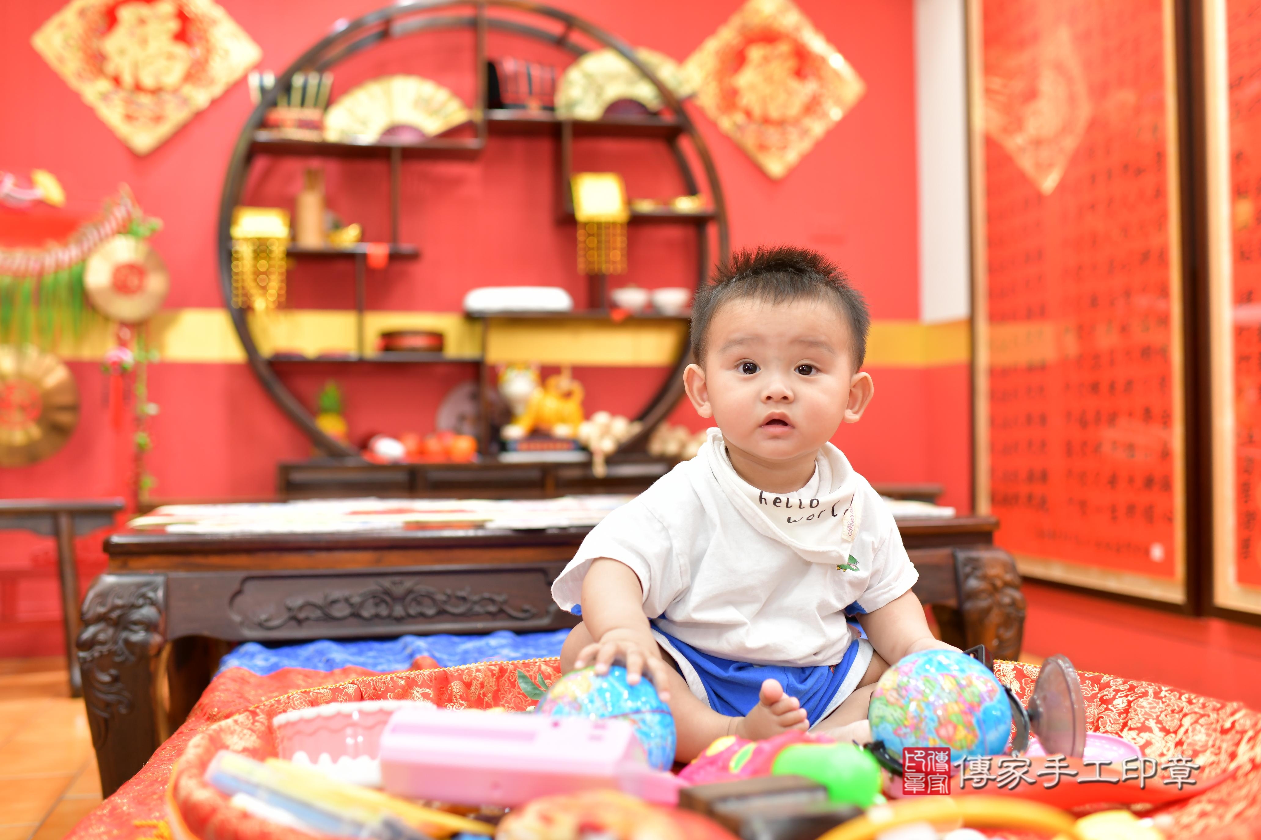 傳家手工印章桃園店、抓周、度脺、美式風會場、傳家嬰兒古禮、吉祥話、抓周道具物品24種、拍照。抓周證書。寶寶抓周、滿周歲、生日快樂、祝福 傳家手工印章桃園店、抓周、度脺、美式風會場、傳家嬰兒古禮、吉祥話、抓周道具物品24種、拍照。抓周證書。寶寶抓周、滿周歲、生日快樂、祝福