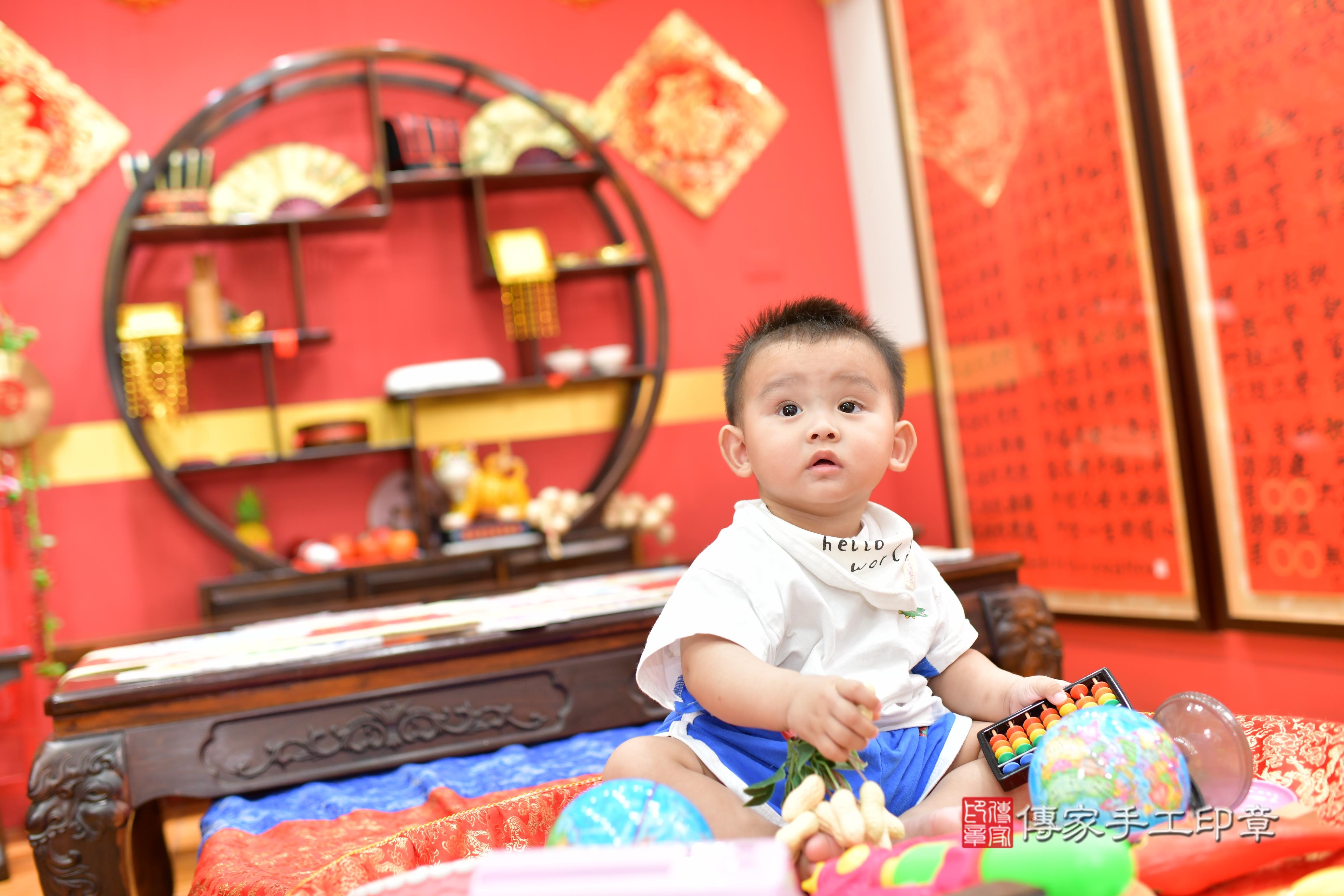 傳家手工印章桃園店、抓周、度脺、美式風會場、傳家嬰兒古禮、吉祥話、抓周道具物品24種、拍照。抓周證書。寶寶抓周、滿周歲、生日快樂、祝福 傳家手工印章桃園店、抓周、度脺、美式風會場、傳家嬰兒古禮、吉祥話、抓周道具物品24種、拍照。抓周證書。寶寶抓周、滿周歲、生日快樂、祝福