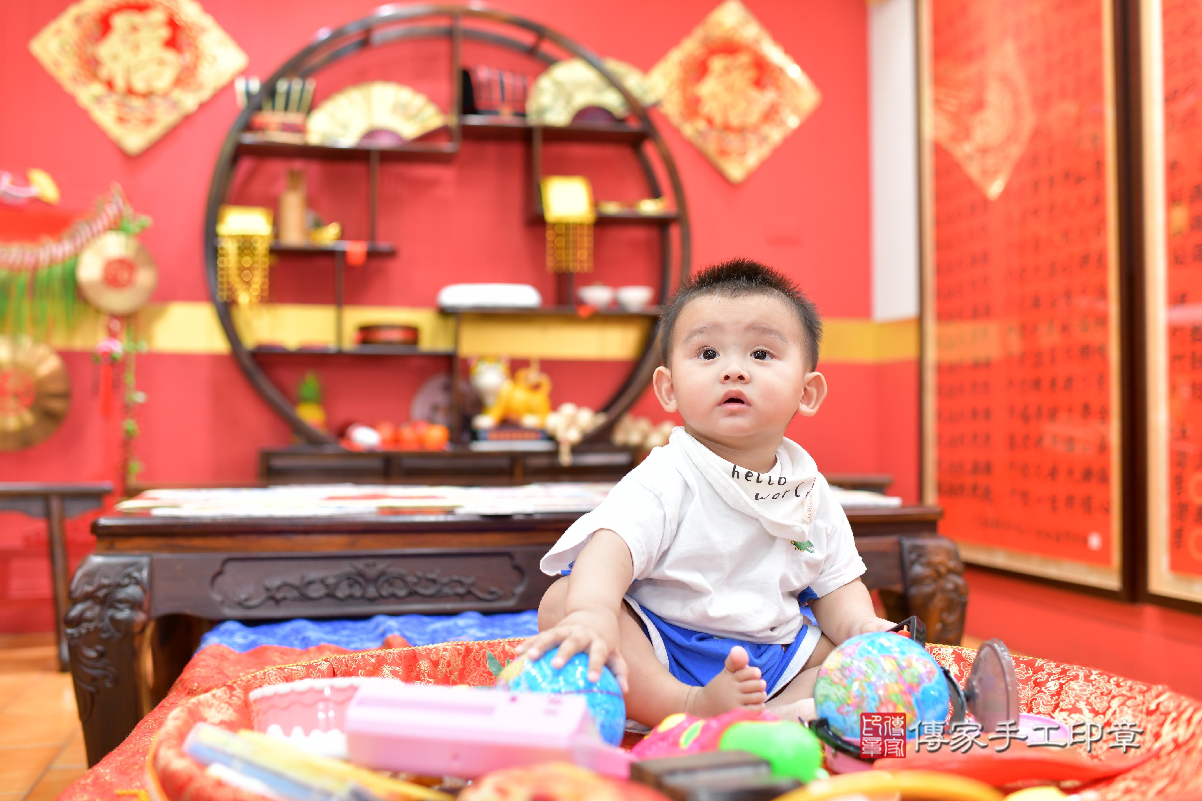 傳家手工印章桃園店、抓周、度脺、美式風會場、傳家嬰兒古禮、吉祥話、抓周道具物品24種、拍照。抓周證書。寶寶抓周、滿周歲、生日快樂、祝福 傳家手工印章桃園店、抓周、度脺、美式風會場、傳家嬰兒古禮、吉祥話、抓周道具物品24種、拍照。抓周證書。寶寶抓周、滿周歲、生日快樂、祝福