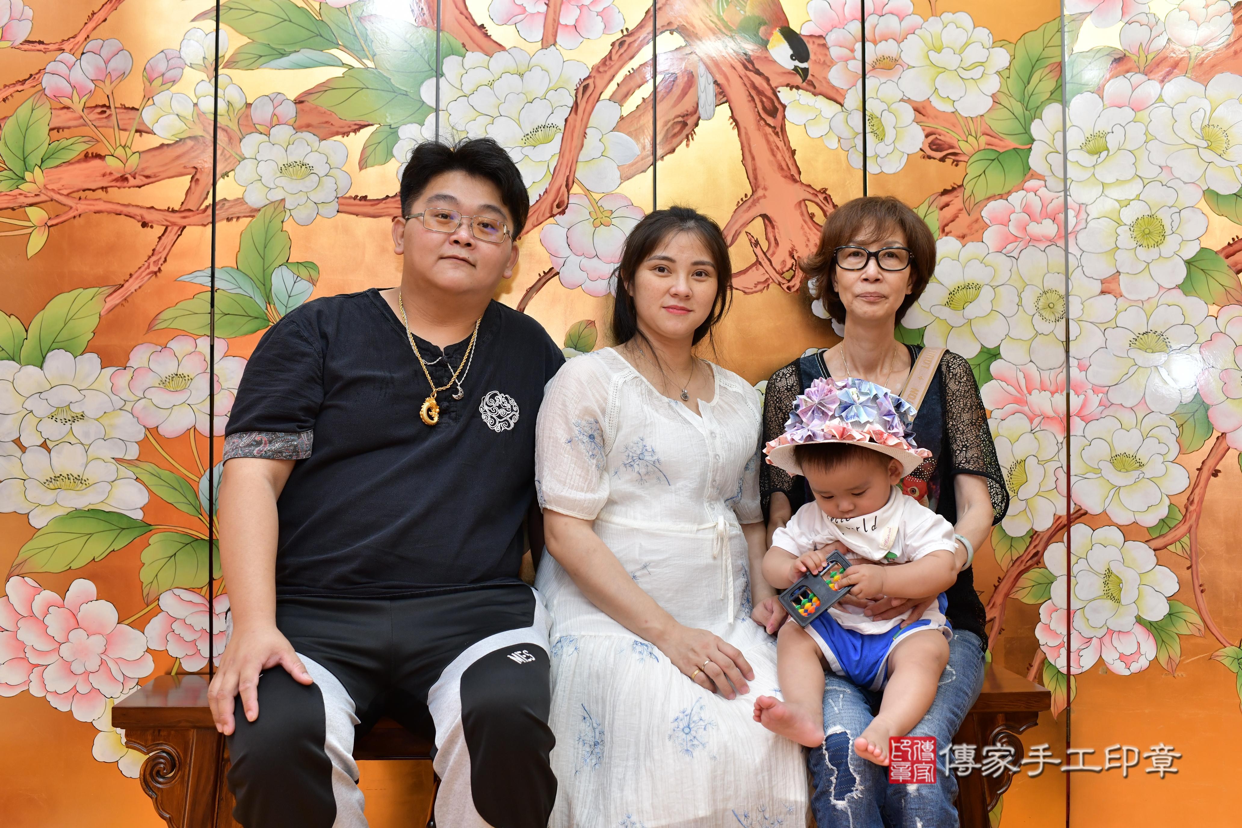 傳家手工印章桃園店、抓周、度脺、美式風會場、傳家嬰兒古禮、吉祥話、抓周道具物品24種、拍照。抓周證書。寶寶抓周、滿周歲、生日快樂、祝福 傳家手工印章桃園店、抓周、度脺、美式風會場、傳家嬰兒古禮、吉祥話、抓周道具物品24種、拍照。抓周證書。寶寶抓周、滿周歲、生日快樂、祝福