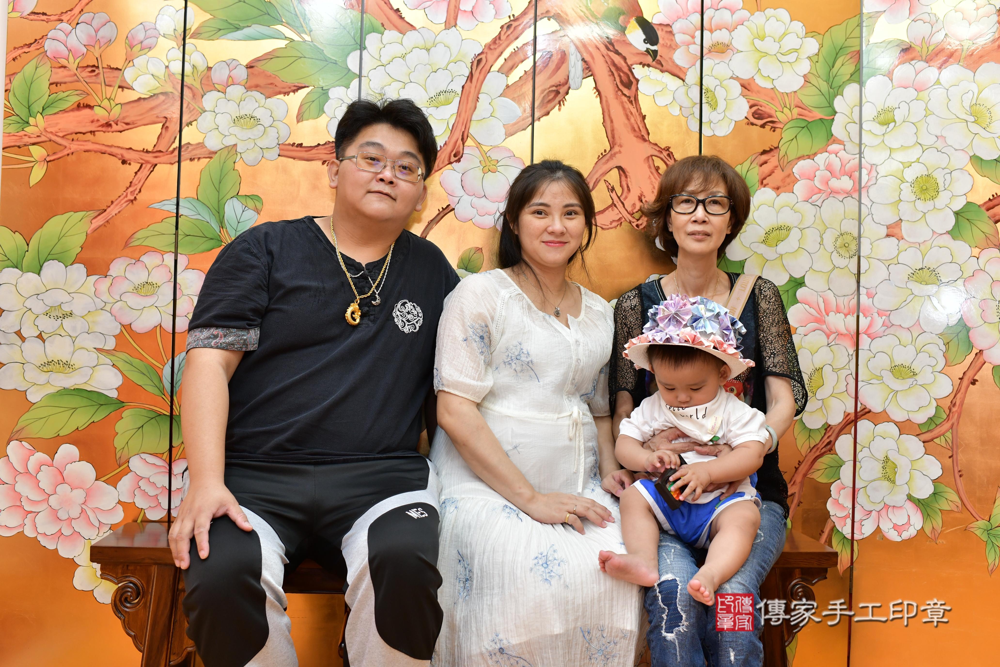 傳家手工印章桃園店、抓周、度脺、美式風會場、傳家嬰兒古禮、吉祥話、抓周道具物品24種、拍照。抓周證書。寶寶抓周、滿周歲、生日快樂、祝福 傳家手工印章桃園店、抓周、度脺、美式風會場、傳家嬰兒古禮、吉祥話、抓周道具物品24種、拍照。抓周證書。寶寶抓周、滿周歲、生日快樂、祝福