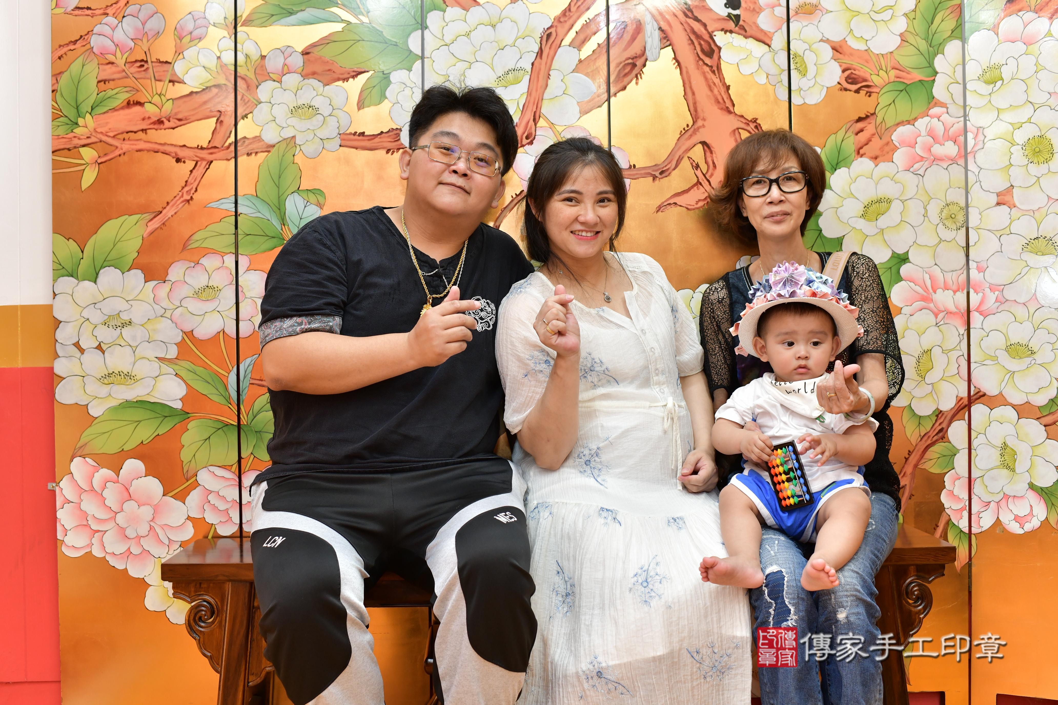 傳家手工印章桃園店、抓周、度脺、美式風會場、傳家嬰兒古禮、吉祥話、抓周道具物品24種、拍照。抓周證書。寶寶抓周、滿周歲、生日快樂、祝福 傳家手工印章桃園店、抓周、度脺、美式風會場、傳家嬰兒古禮、吉祥話、抓周道具物品24種、拍照。抓周證書。寶寶抓周、滿周歲、生日快樂、祝福