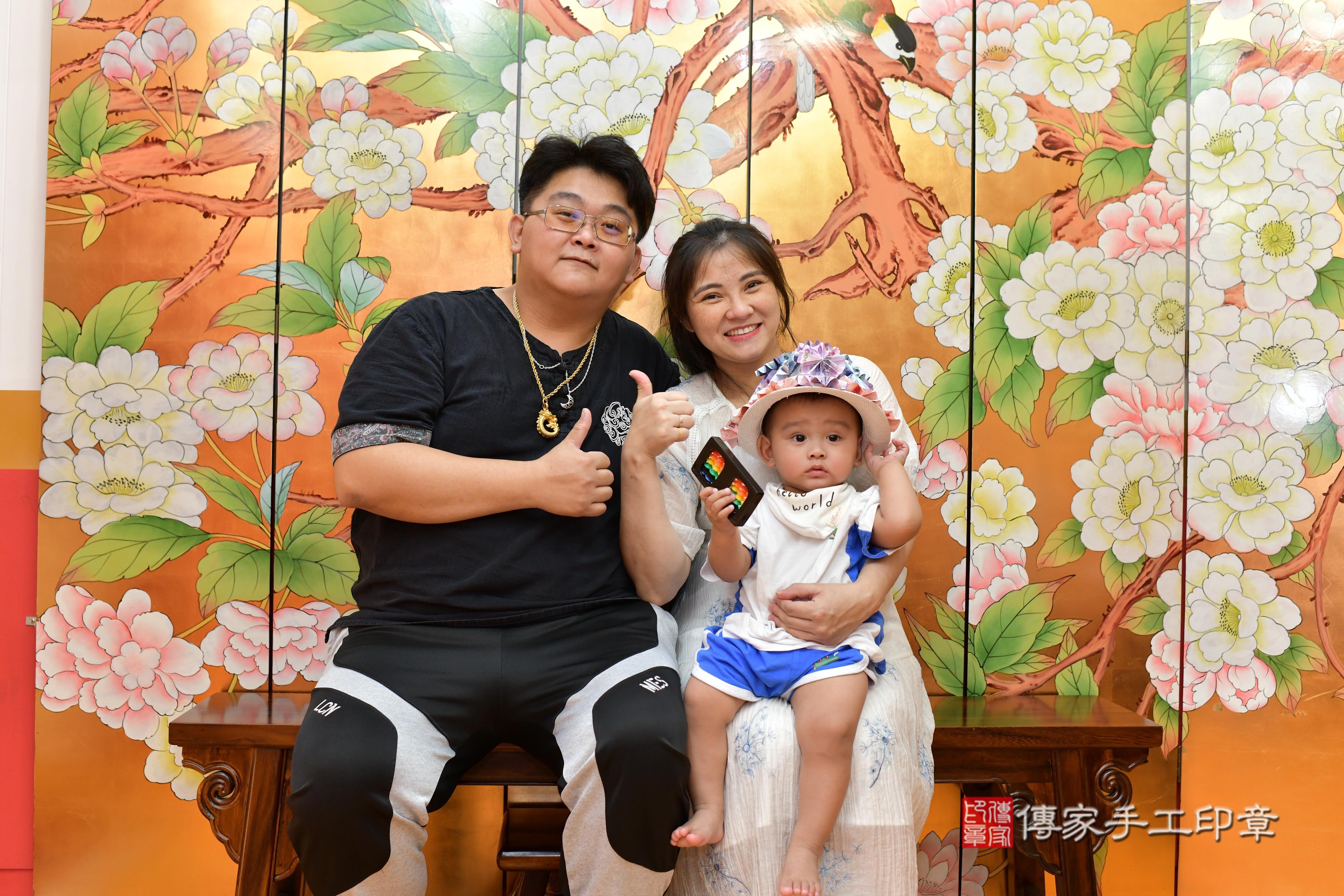 傳家手工印章桃園店、抓周、度脺、美式風會場、傳家嬰兒古禮、吉祥話、抓周道具物品24種、拍照。抓周證書。寶寶抓周、滿周歲、生日快樂、祝福 傳家手工印章桃園店、抓周、度脺、美式風會場、傳家嬰兒古禮、吉祥話、抓周道具物品24種、拍照。抓周證書。寶寶抓周、滿周歲、生日快樂、祝福