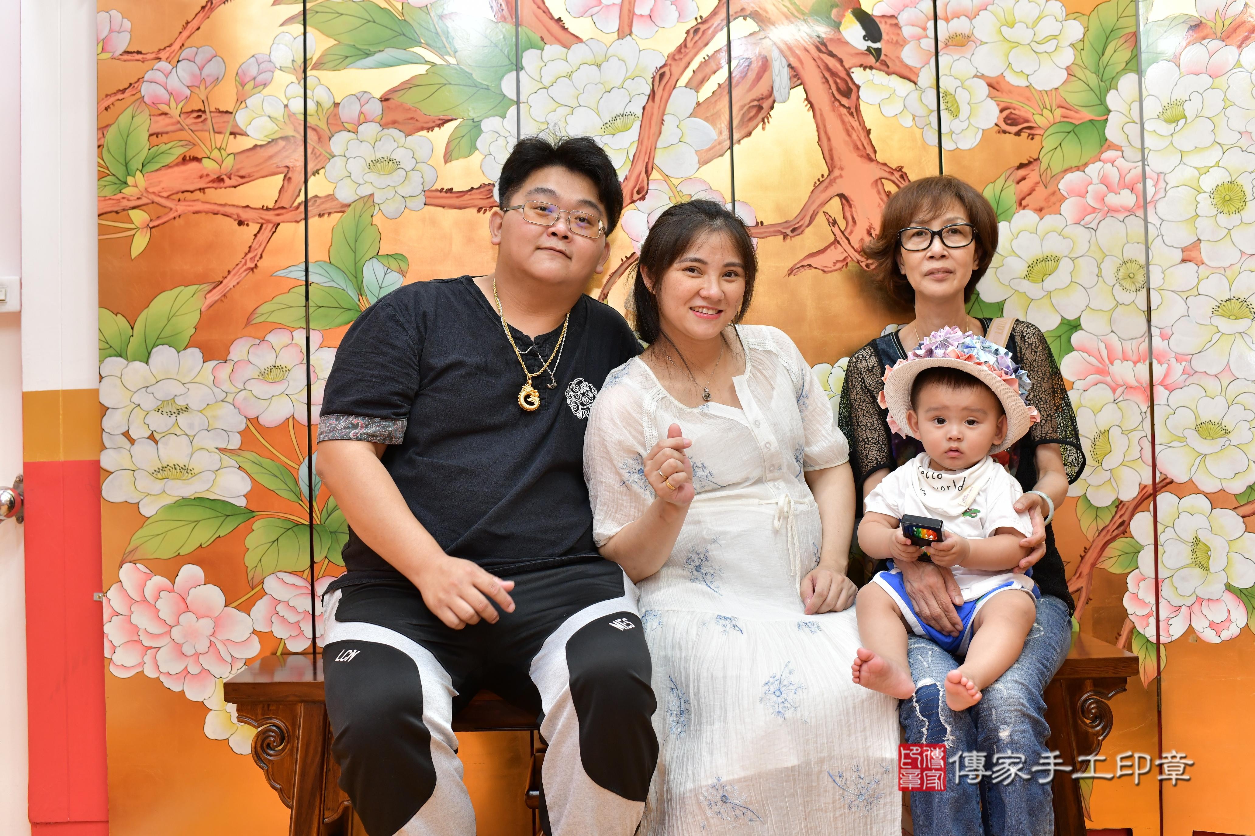 傳家手工印章桃園店、抓周、度脺、美式風會場、傳家嬰兒古禮、吉祥話、抓周道具物品24種、拍照。抓周證書。寶寶抓周、滿周歲、生日快樂、祝福 傳家手工印章桃園店、抓周、度脺、美式風會場、傳家嬰兒古禮、吉祥話、抓周道具物品24種、拍照。抓周證書。寶寶抓周、滿周歲、生日快樂、祝福