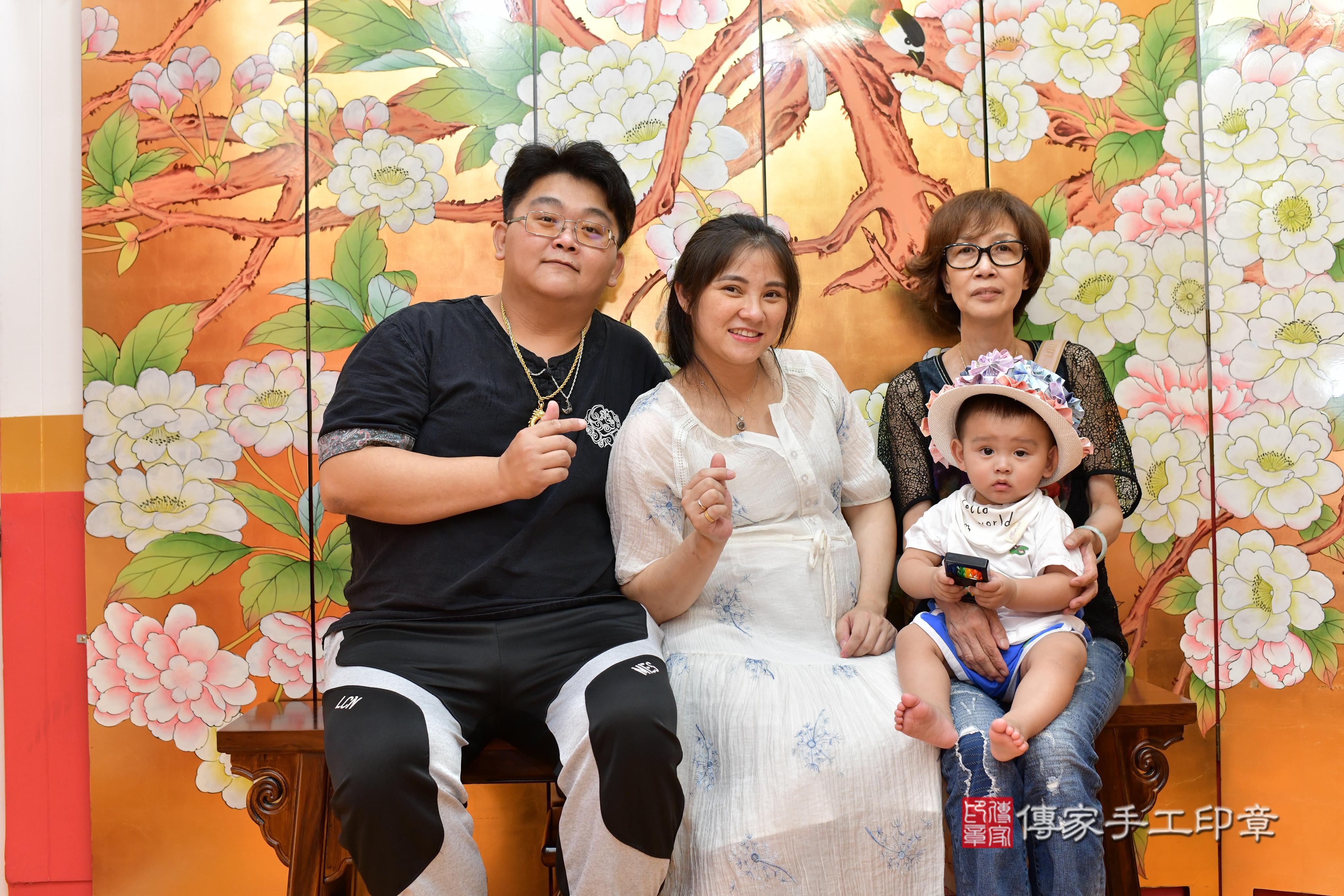 傳家手工印章桃園店、抓周、度脺、美式風會場、傳家嬰兒古禮、吉祥話、抓周道具物品24種、拍照。抓周證書。寶寶抓周、滿周歲、生日快樂、祝福 傳家手工印章桃園店、抓周、度脺、美式風會場、傳家嬰兒古禮、吉祥話、抓周道具物品24種、拍照。抓周證書。寶寶抓周、滿周歲、生日快樂、祝福