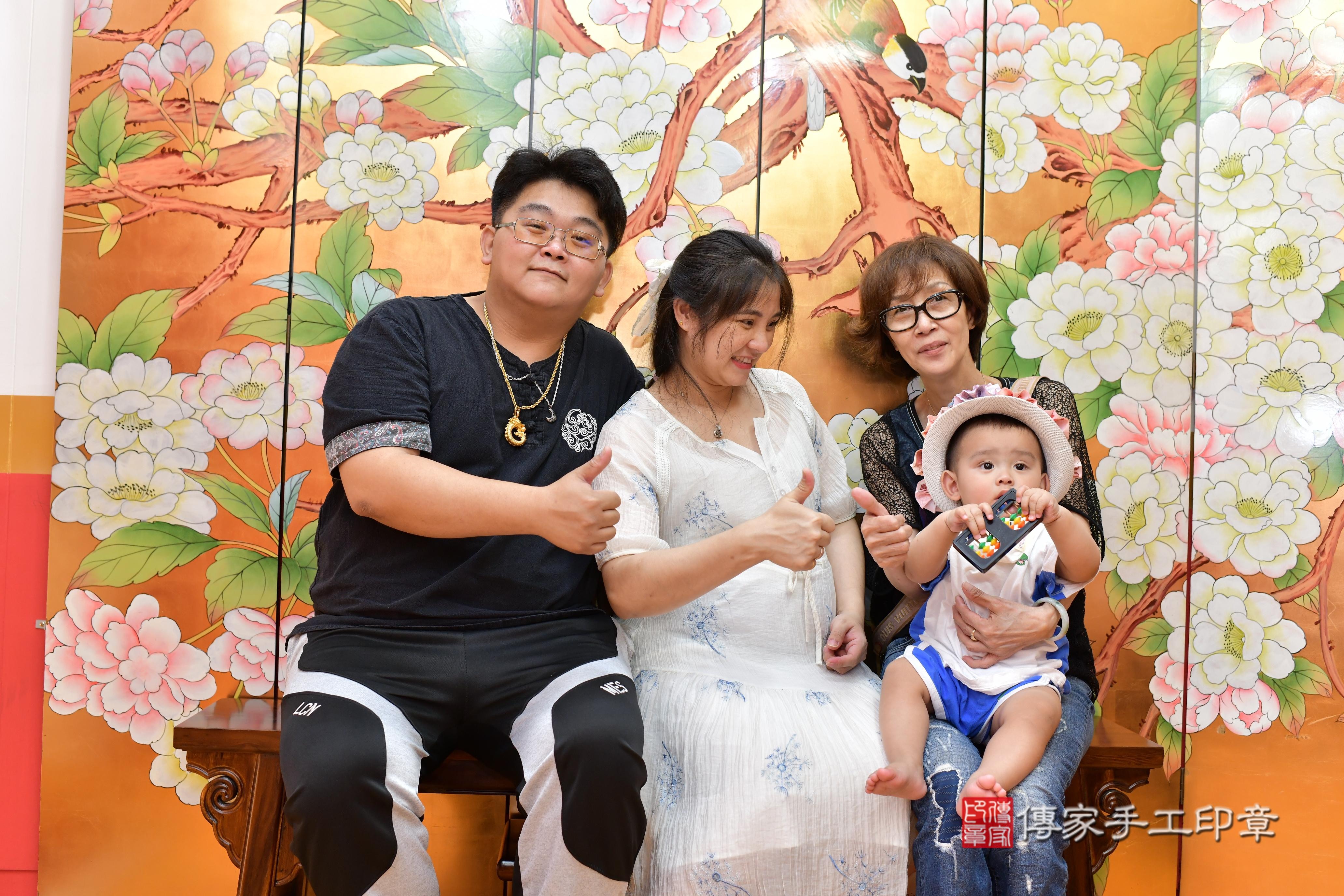 傳家手工印章桃園店、抓周、度脺、美式風會場、傳家嬰兒古禮、吉祥話、抓周道具物品24種、拍照。抓周證書。寶寶抓周、滿周歲、生日快樂、祝福 傳家手工印章桃園店、抓周、度脺、美式風會場、傳家嬰兒古禮、吉祥話、抓周道具物品24種、拍照。抓周證書。寶寶抓周、滿周歲、生日快樂、祝福