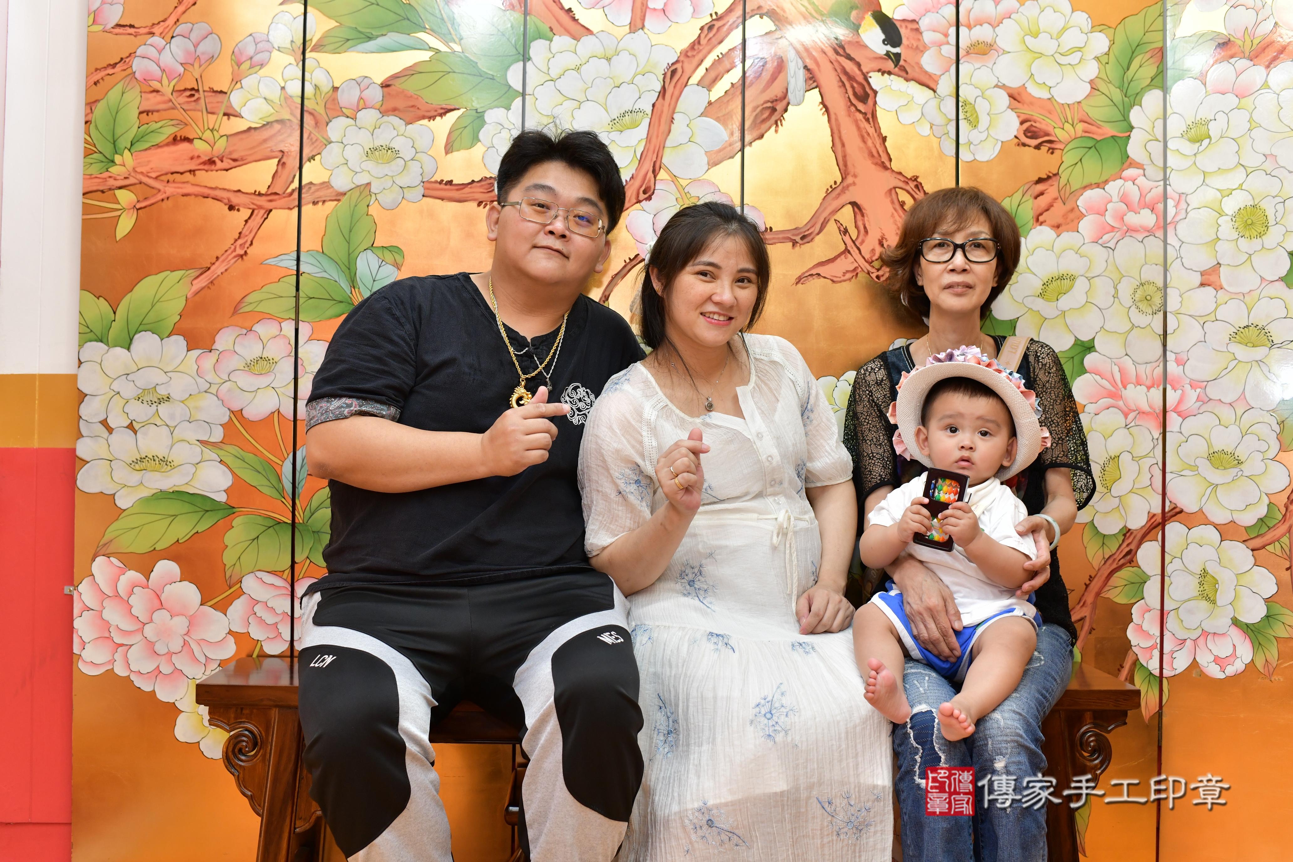 傳家手工印章桃園店、抓周、度脺、美式風會場、傳家嬰兒古禮、吉祥話、抓周道具物品24種、拍照。抓周證書。寶寶抓周、滿周歲、生日快樂、祝福 傳家手工印章桃園店、抓周、度脺、美式風會場、傳家嬰兒古禮、吉祥話、抓周道具物品24種、拍照。抓周證書。寶寶抓周、滿周歲、生日快樂、祝福