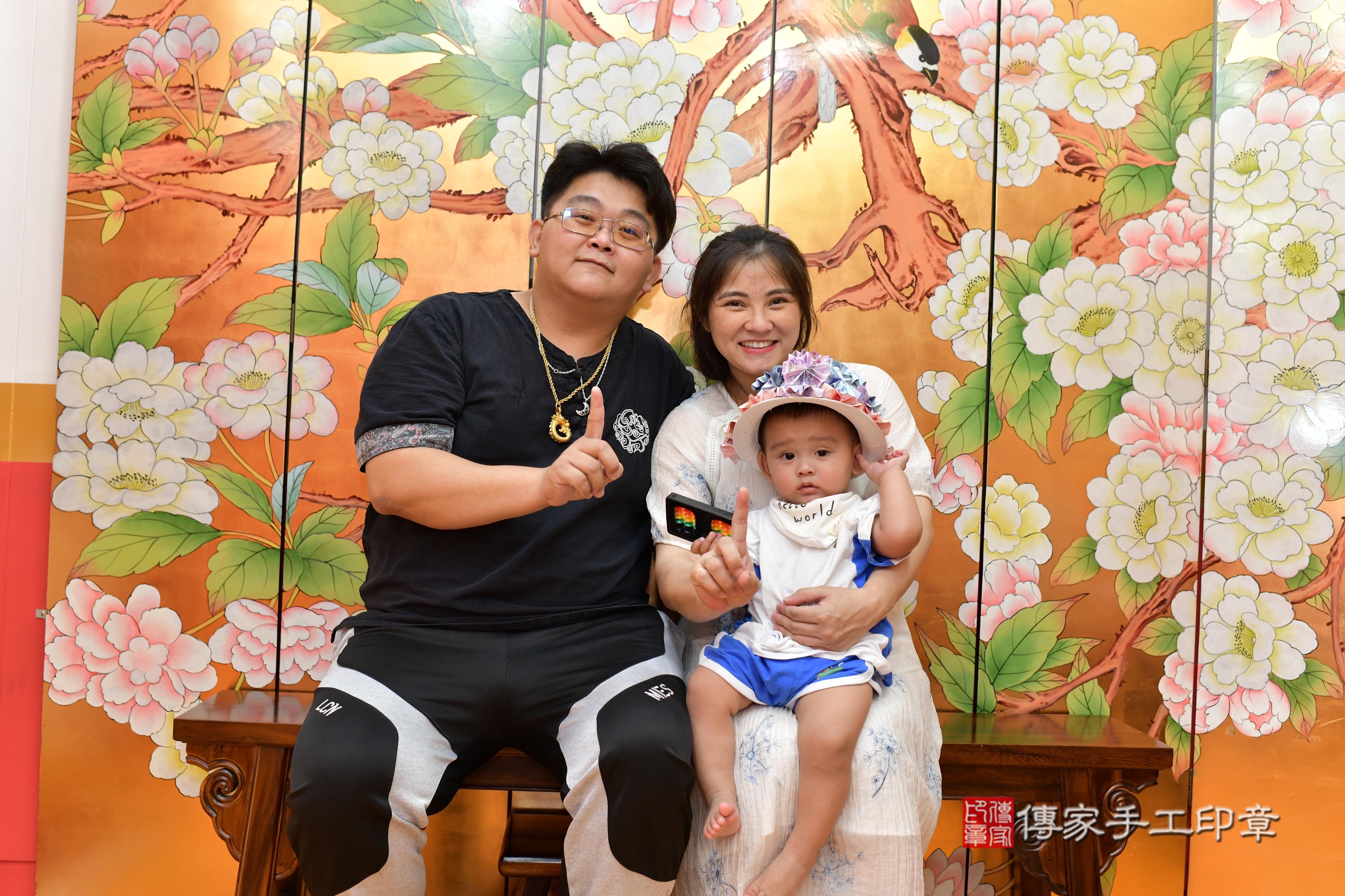 傳家手工印章桃園店、抓周、度脺、美式風會場、傳家嬰兒古禮、吉祥話、抓周道具物品24種、拍照。抓周證書。寶寶抓周、滿周歲、生日快樂、祝福 傳家手工印章桃園店、抓周、度脺、美式風會場、傳家嬰兒古禮、吉祥話、抓周道具物品24種、拍照。抓周證書。寶寶抓周、滿周歲、生日快樂、祝福