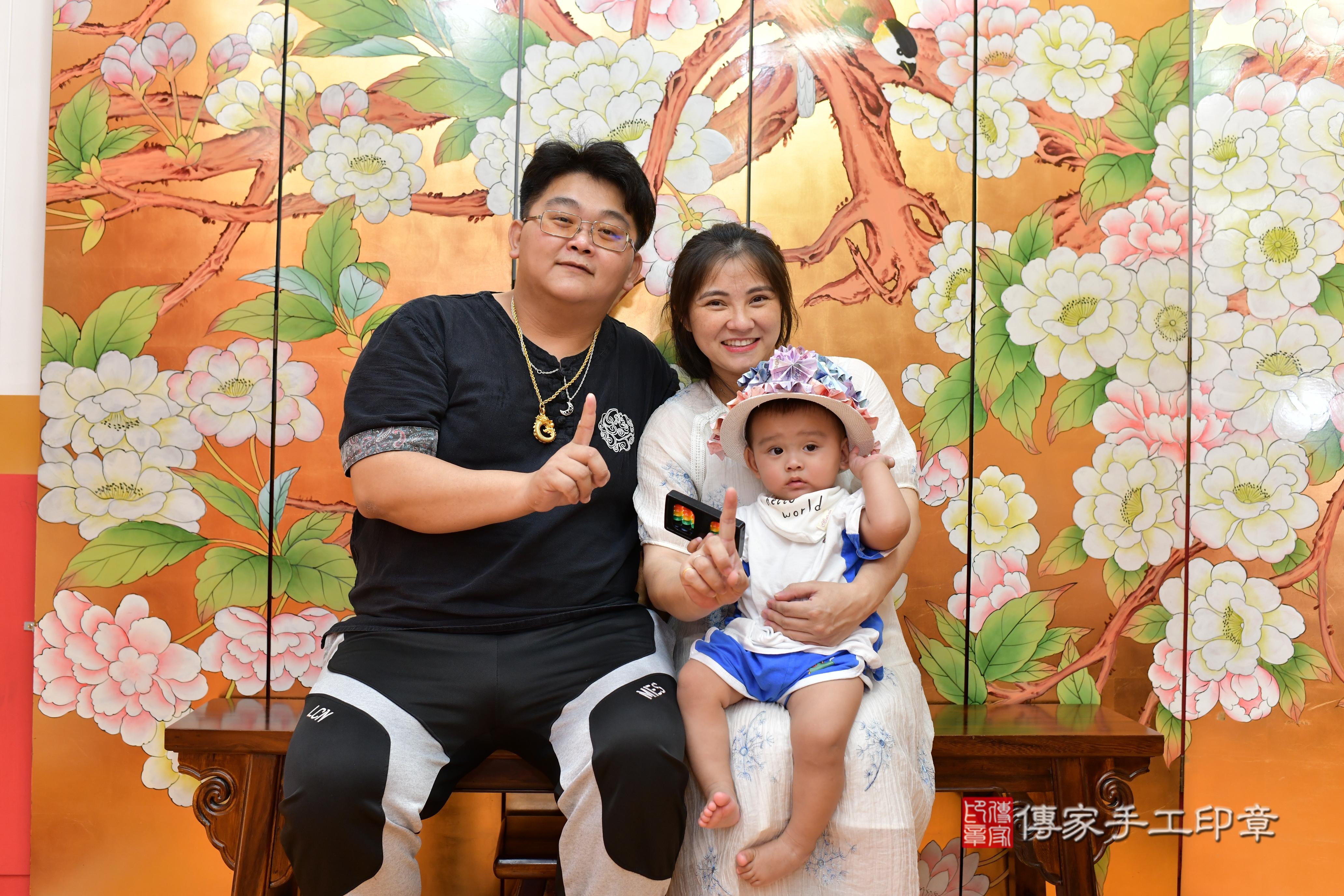 傳家手工印章桃園店、抓周、度脺、美式風會場、傳家嬰兒古禮、吉祥話、抓周道具物品24種、拍照。抓周證書。寶寶抓周、滿周歲、生日快樂、祝福