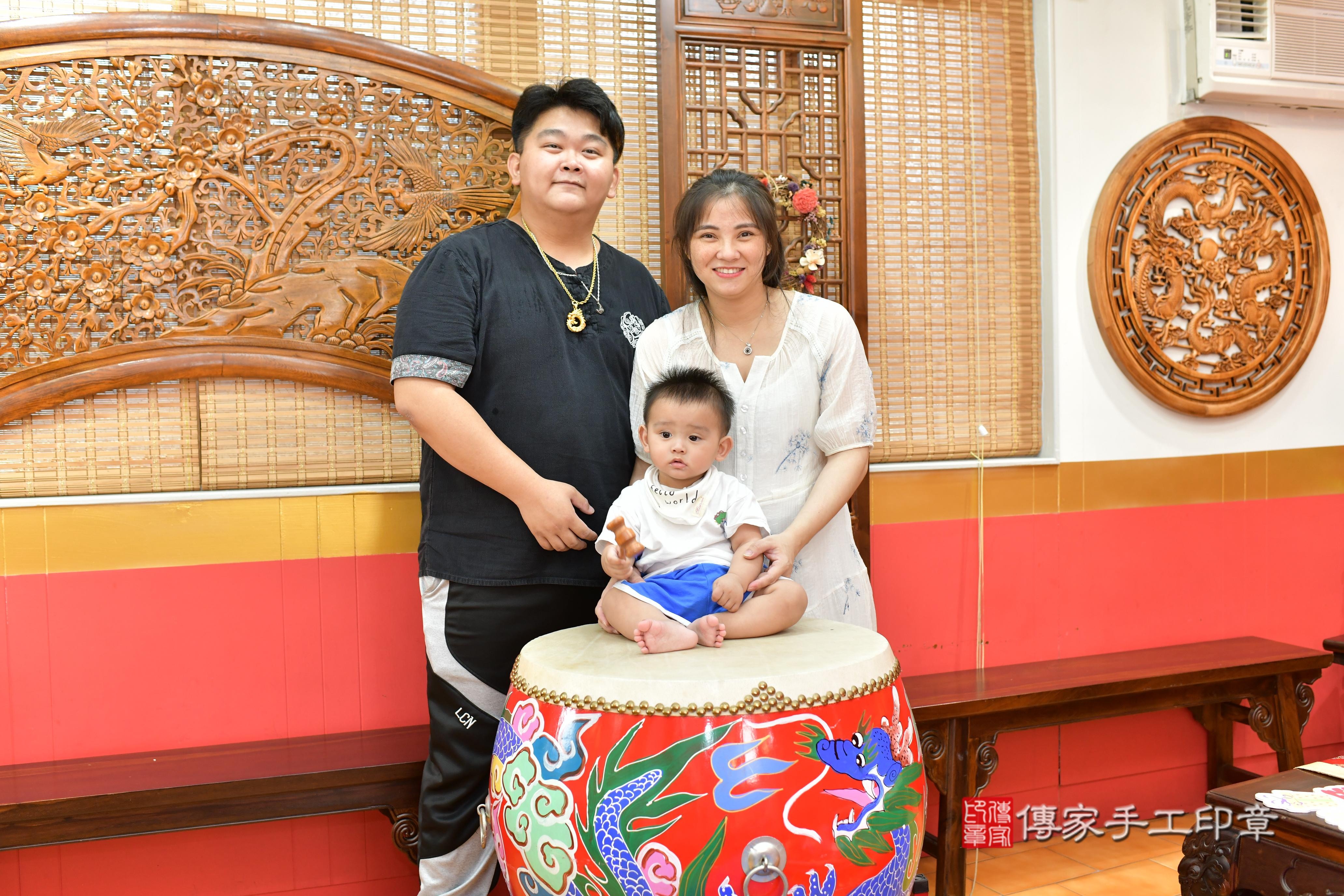 傳家手工印章桃園店、抓周、度脺、美式風會場、傳家嬰兒古禮、吉祥話、抓周道具物品24種、拍照。抓周證書。寶寶抓周、滿周歲、生日快樂、祝福 傳家手工印章桃園店、抓周、度脺、美式風會場、傳家嬰兒古禮、吉祥話、抓周道具物品24種、拍照。抓周證書。寶寶抓周、滿周歲、生日快樂、祝福