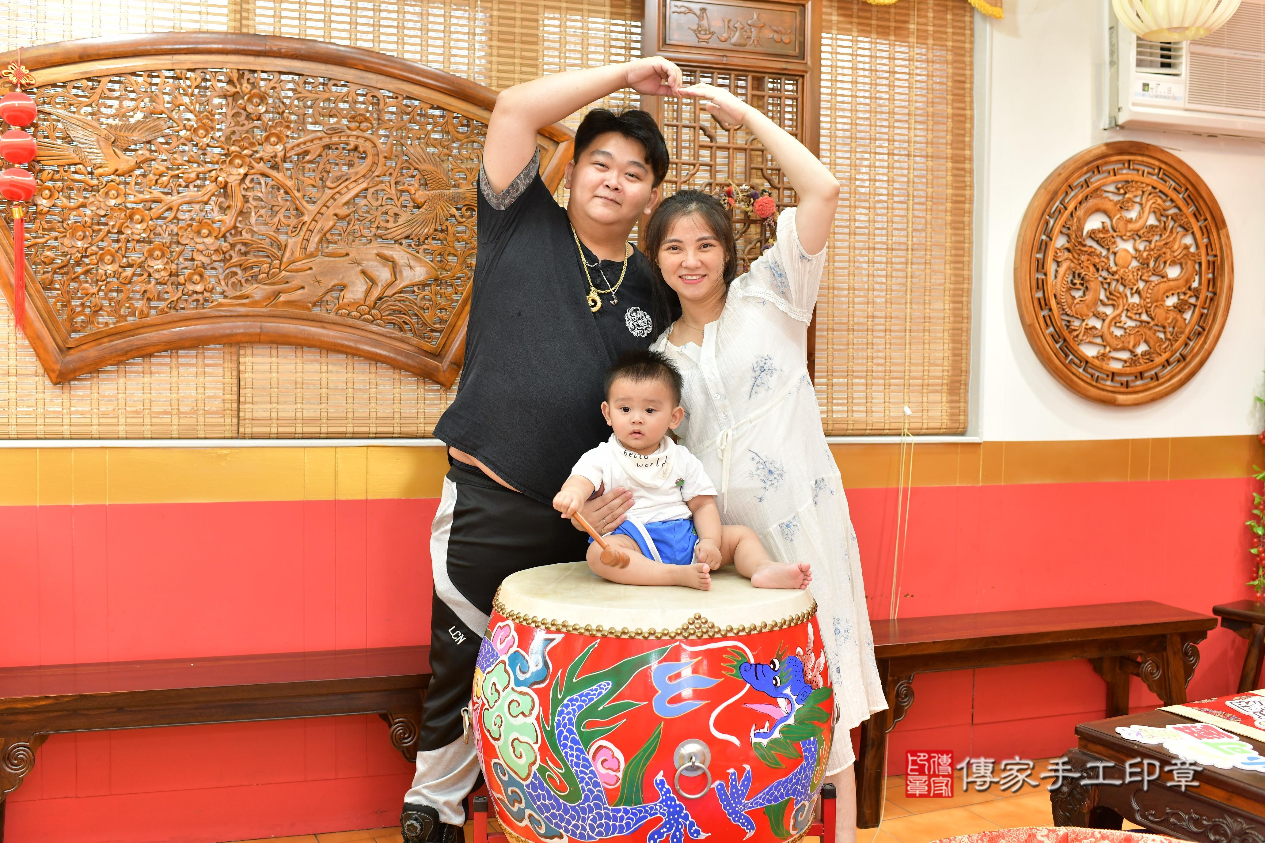 傳家手工印章桃園店、抓周、度脺、美式風會場、傳家嬰兒古禮、吉祥話、抓周道具物品24種、拍照。抓周證書。寶寶抓周、滿周歲、生日快樂、祝福 傳家手工印章桃園店、抓周、度脺、美式風會場、傳家嬰兒古禮、吉祥話、抓周道具物品24種、拍照。抓周證書。寶寶抓周、滿周歲、生日快樂、祝福