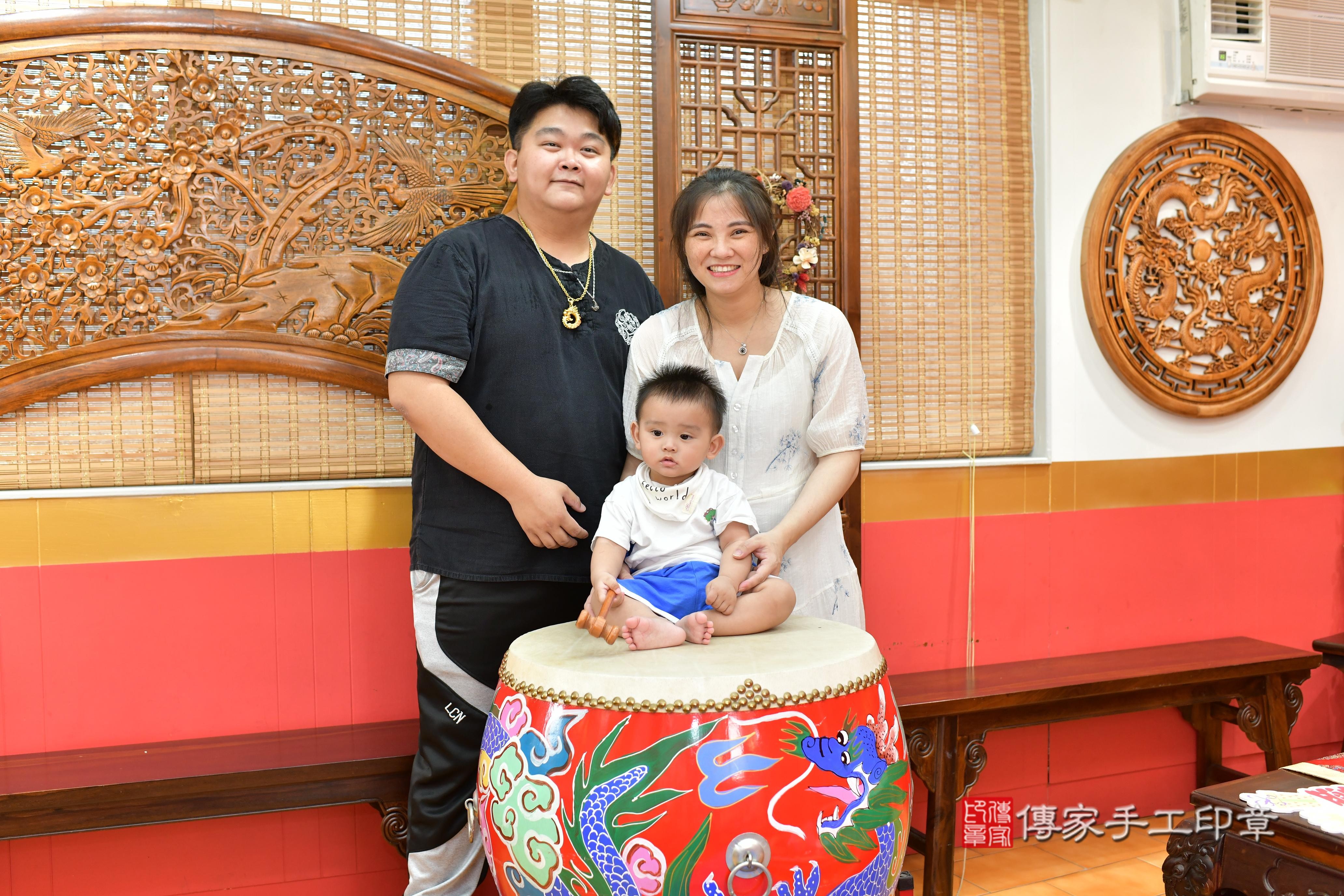 傳家手工印章桃園店、抓周、度脺、美式風會場、傳家嬰兒古禮、吉祥話、抓周道具物品24種、拍照。抓周證書。寶寶抓周、滿周歲、生日快樂、祝福 傳家手工印章桃園店、抓周、度脺、美式風會場、傳家嬰兒古禮、吉祥話、抓周道具物品24種、拍照。抓周證書。寶寶抓周、滿周歲、生日快樂、祝福