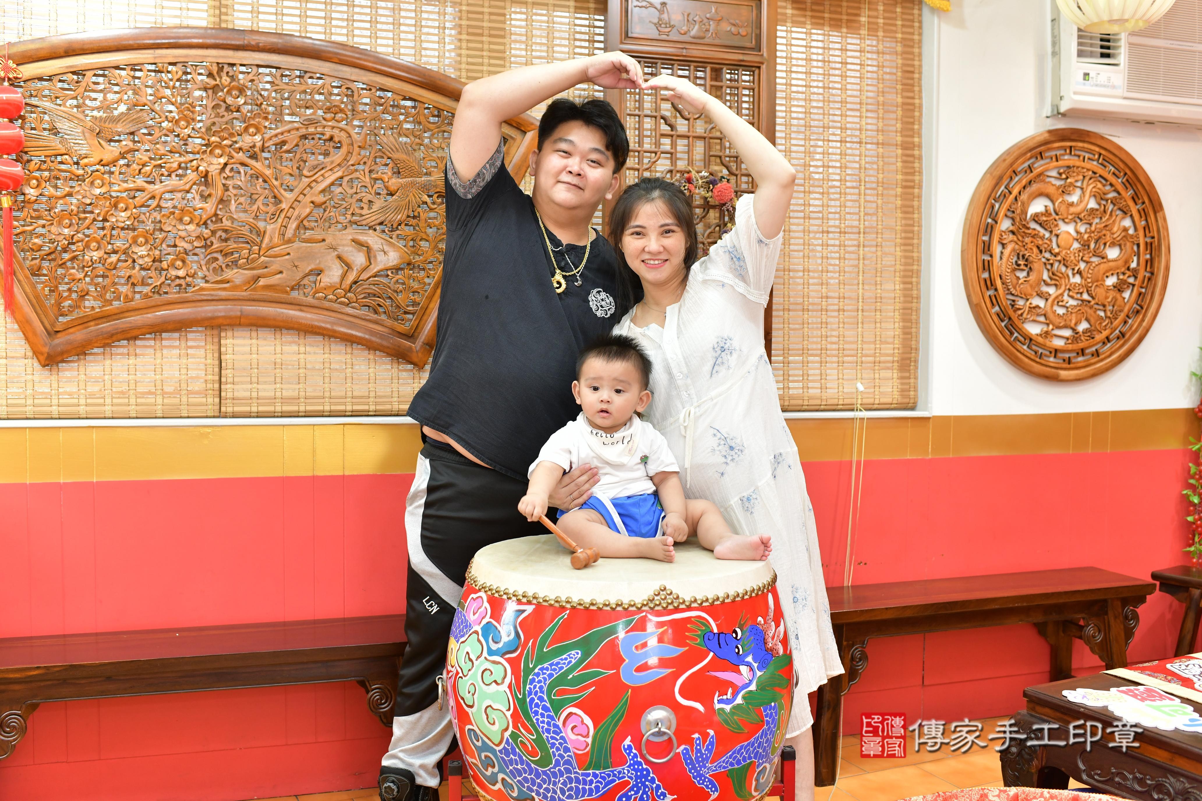 傳家手工印章桃園店、抓周、度脺、美式風會場、傳家嬰兒古禮、吉祥話、抓周道具物品24種、拍照。抓周證書。寶寶抓周、滿周歲、生日快樂、祝福 傳家手工印章桃園店、抓周、度脺、美式風會場、傳家嬰兒古禮、吉祥話、抓周道具物品24種、拍照。抓周證書。寶寶抓周、滿周歲、生日快樂、祝福