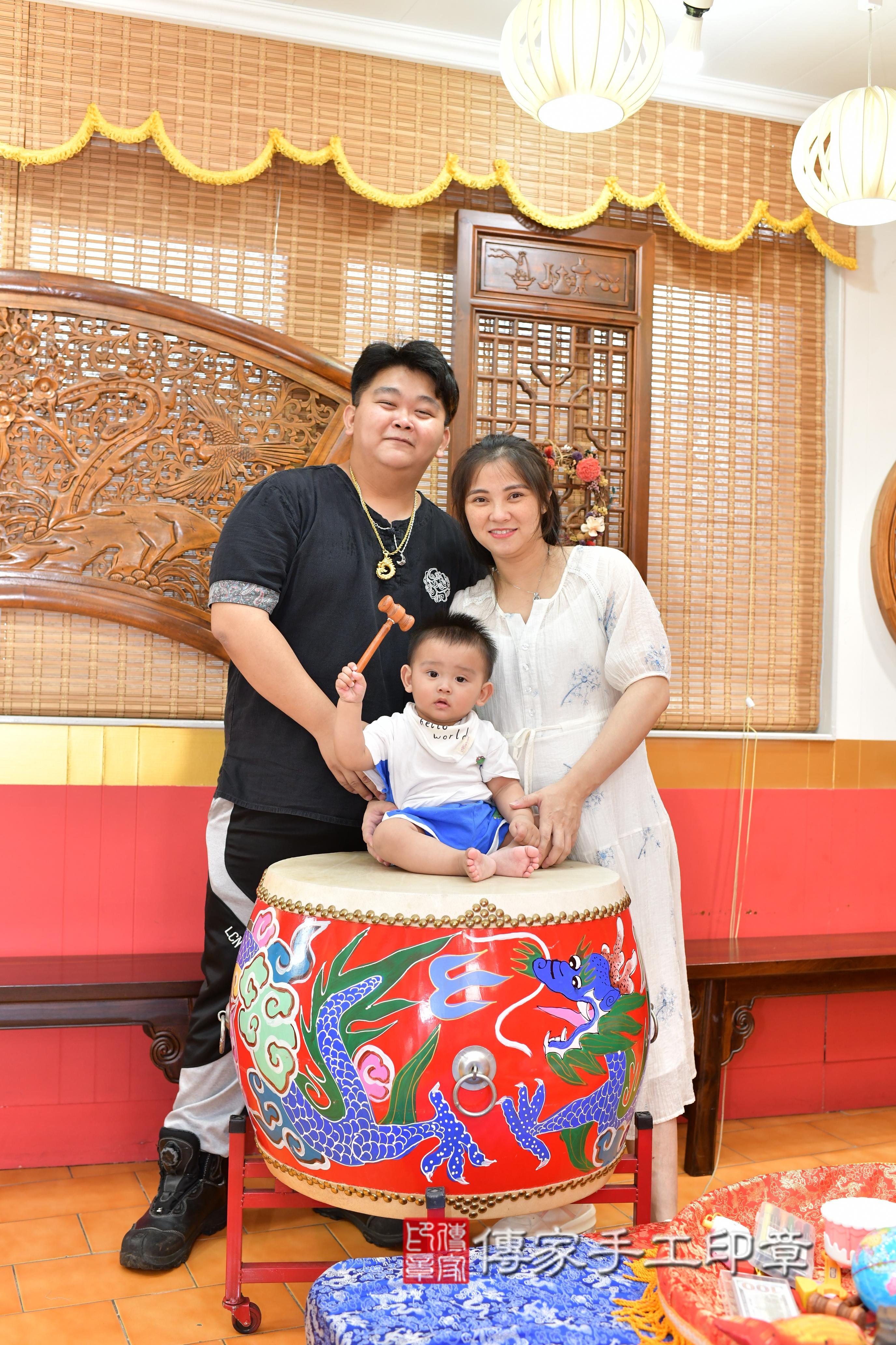 傳家手工印章桃園店、抓周、度脺、美式風會場、傳家嬰兒古禮、吉祥話、抓周道具物品24種、拍照。抓周證書。寶寶抓周、滿周歲、生日快樂、祝福 傳家手工印章桃園店、抓周、度脺、美式風會場、傳家嬰兒古禮、吉祥話、抓周道具物品24種、拍照。抓周證書。寶寶抓周、滿周歲、生日快樂、祝福