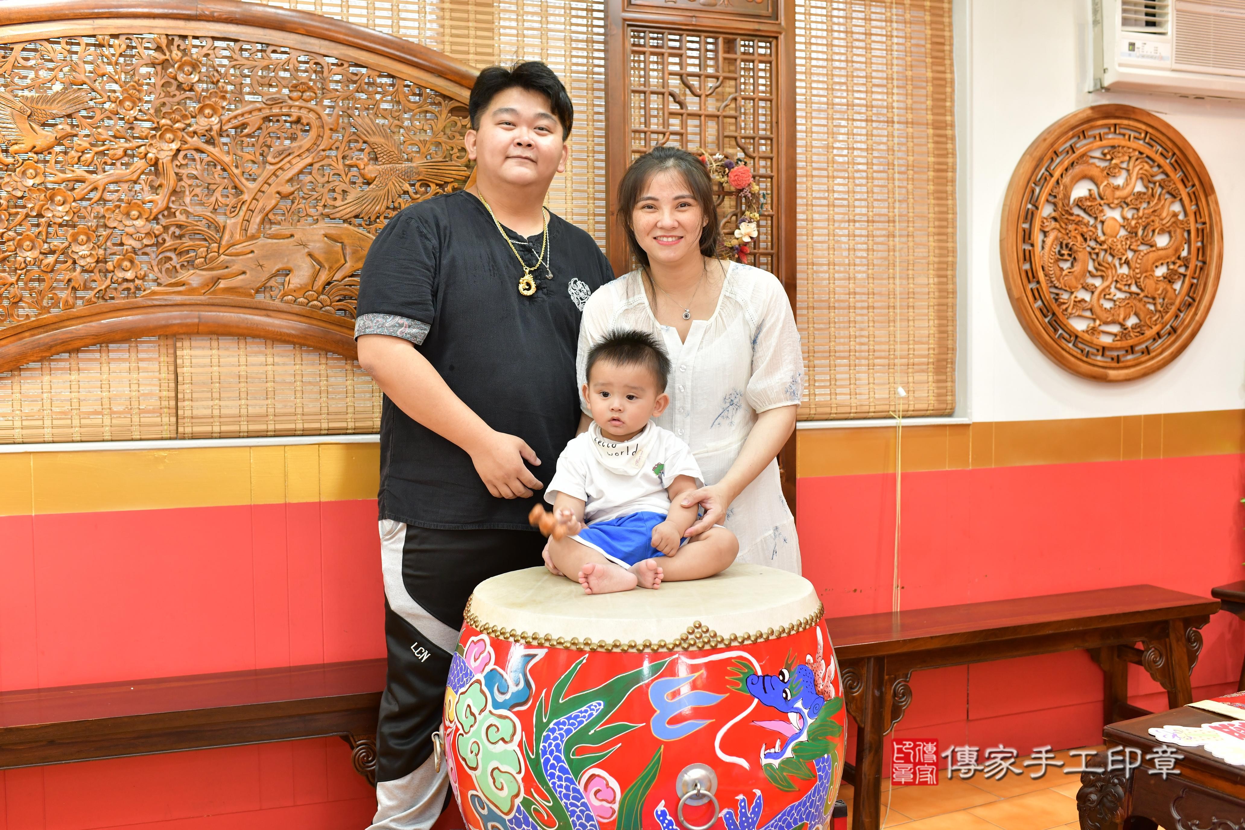 傳家手工印章桃園店、抓周、度脺、美式風會場、傳家嬰兒古禮、吉祥話、抓周道具物品24種、拍照。抓周證書。寶寶抓周、滿周歲、生日快樂、祝福 傳家手工印章桃園店、抓周、度脺、美式風會場、傳家嬰兒古禮、吉祥話、抓周道具物品24種、拍照。抓周證書。寶寶抓周、滿周歲、生日快樂、祝福