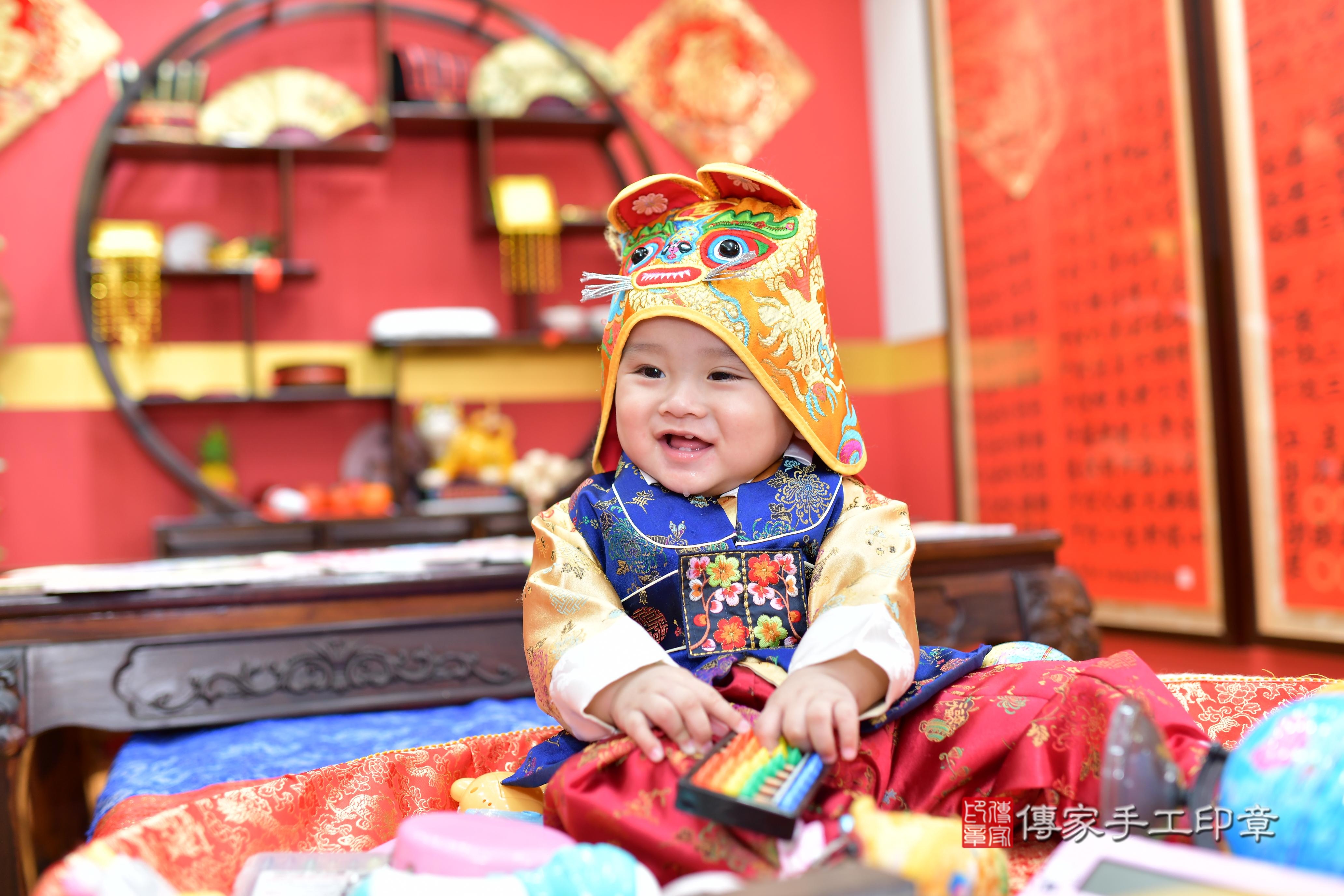 傳家手工印章桃園店、抓周、度脺、美式風會場、傳家嬰兒古禮、吉祥話、抓周道具物品24種、拍照。抓周證書。寶寶抓周、滿周歲、生日快樂、祝福 傳家手工印章桃園店、抓周、度脺、美式風會場、傳家嬰兒古禮、吉祥話、抓周道具物品24種、拍照。抓周證書。寶寶抓周、滿周歲、生日快樂、祝福